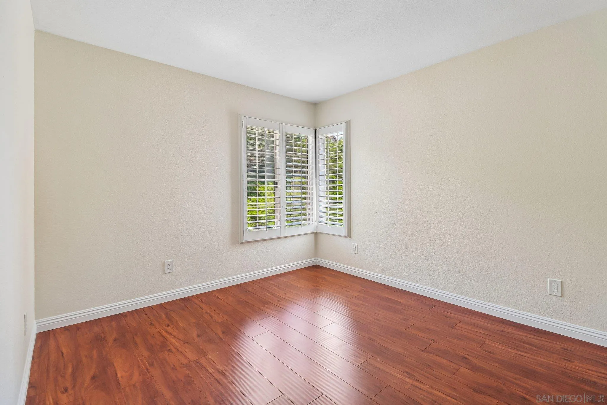 https://cdn.realtyfeed.com/cdn/127/260018562/c7ca61e0caaae612c33cfa16f0febe2a.webp
