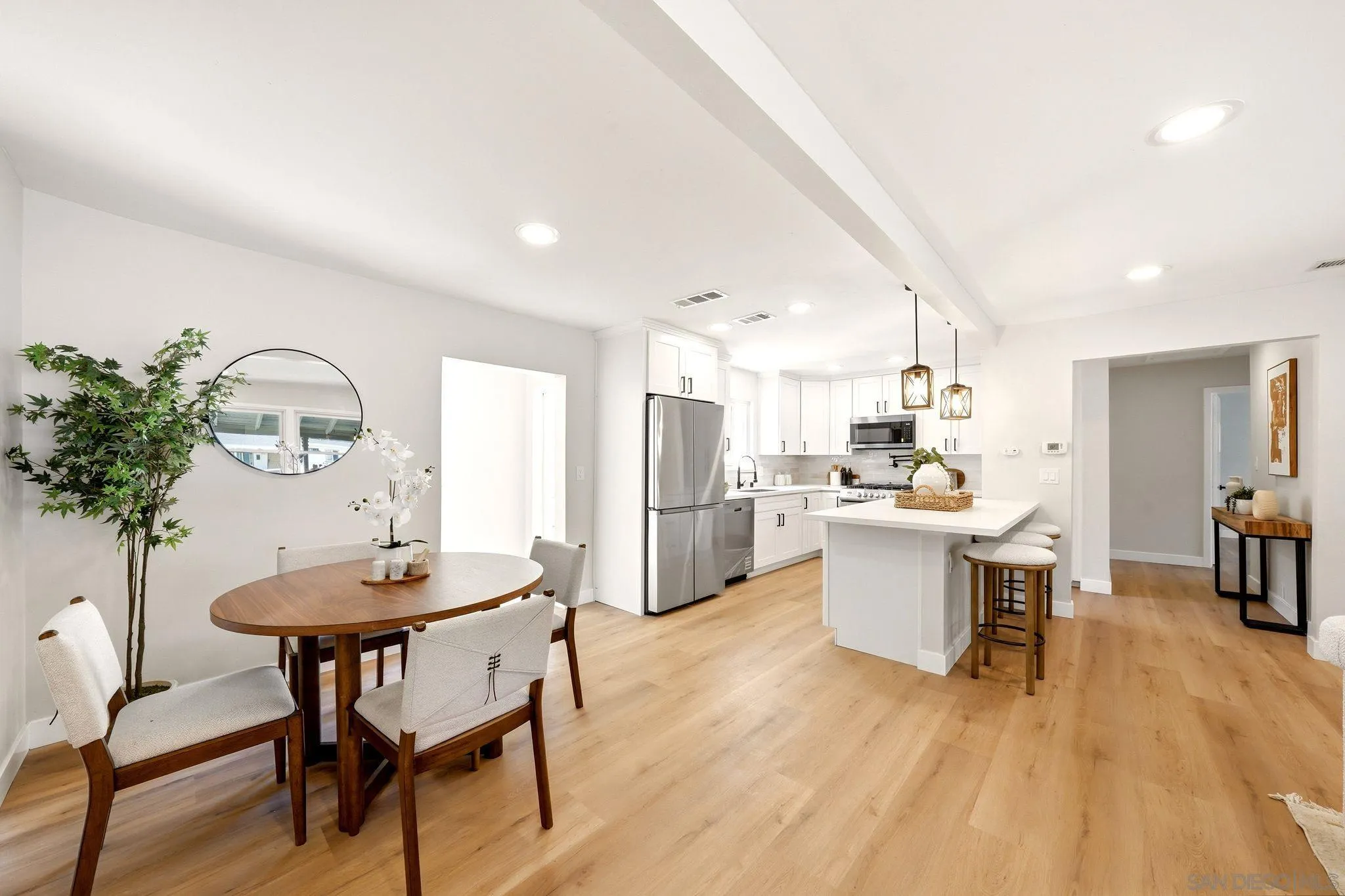 https://cdn.realtyfeed.com/cdn/127/260018564/145a96633edee59aefea753662aae2d4.webp