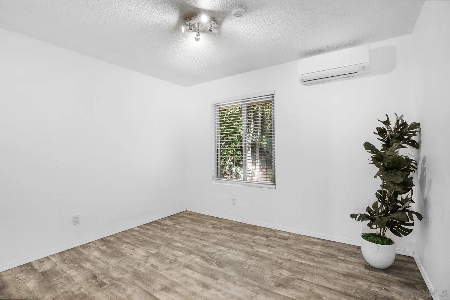 https://cdn.realtyfeed.com/cdn/127/260018577/3e4bbb51216bcaade6ed219bda762288.webp