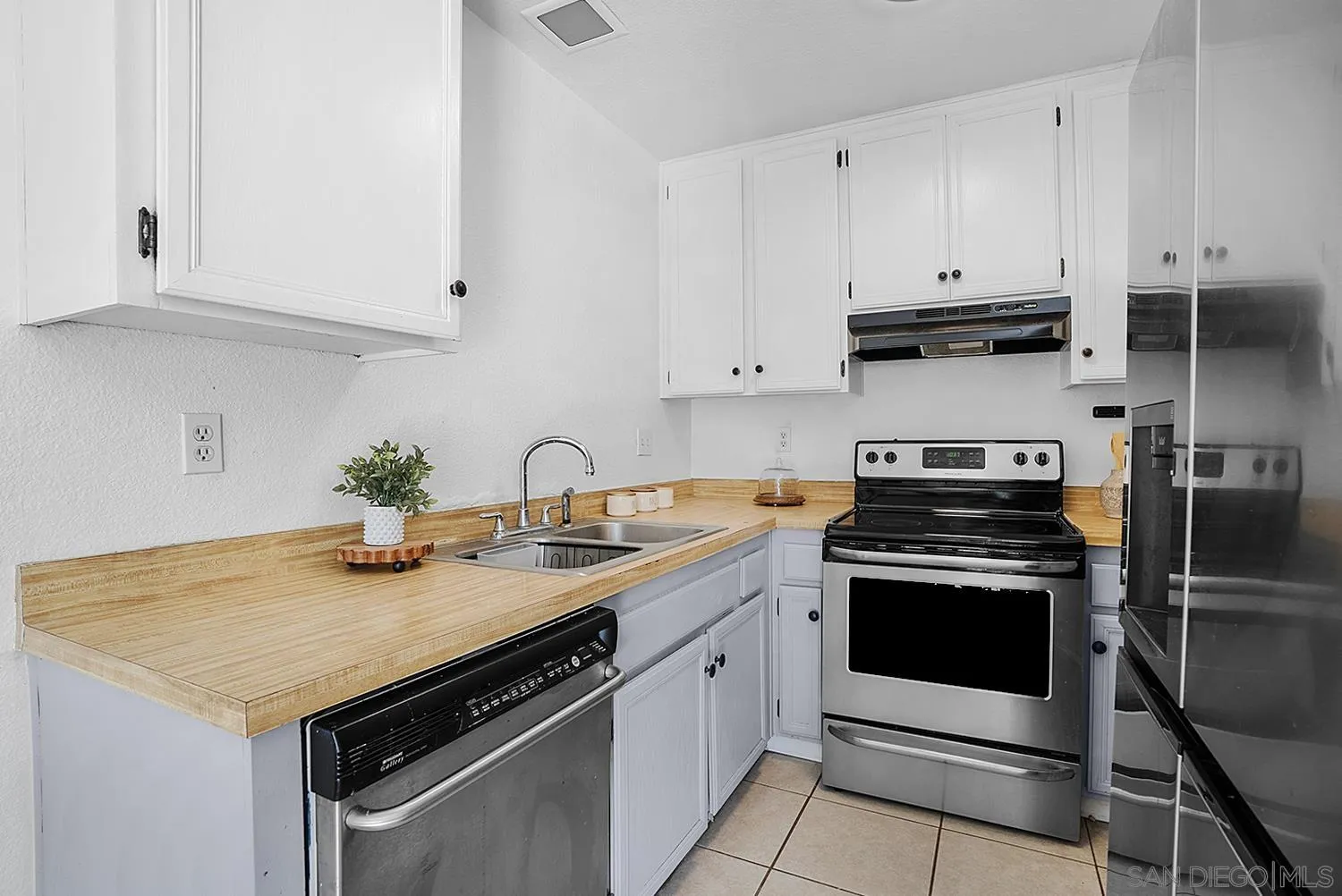 https://cdn.realtyfeed.com/cdn/127/260018577/fb0e9c0cfaca8fb76ccc3ca27a7bad2f.webp