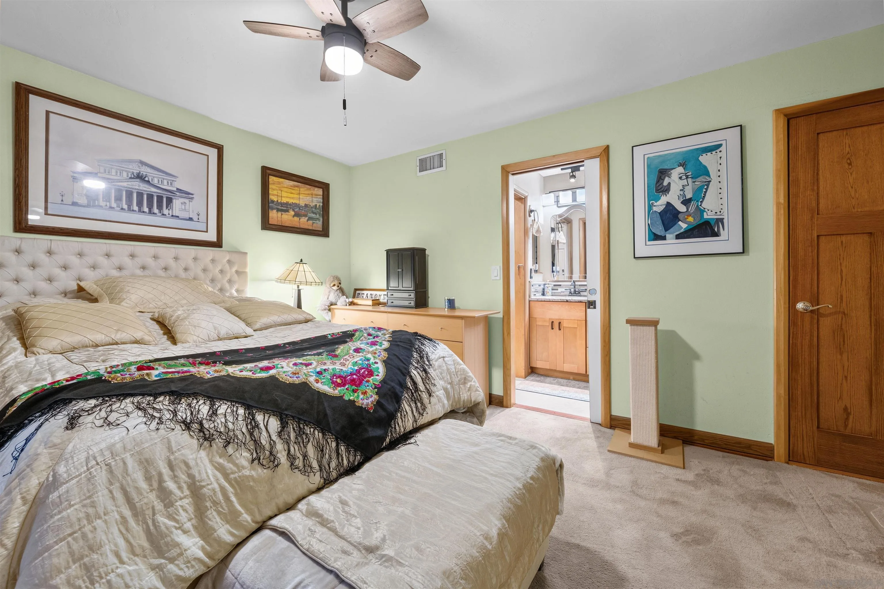 https://cdn.realtyfeed.com/cdn/127/260018596/9627ebd21fb880325dc8ed07964a7e17.webp