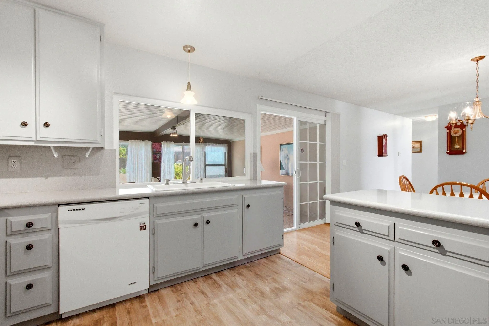 https://cdn.realtyfeed.com/cdn/127/260018615/9f2df508b9b4b859d0f6daa302728ab1.webp