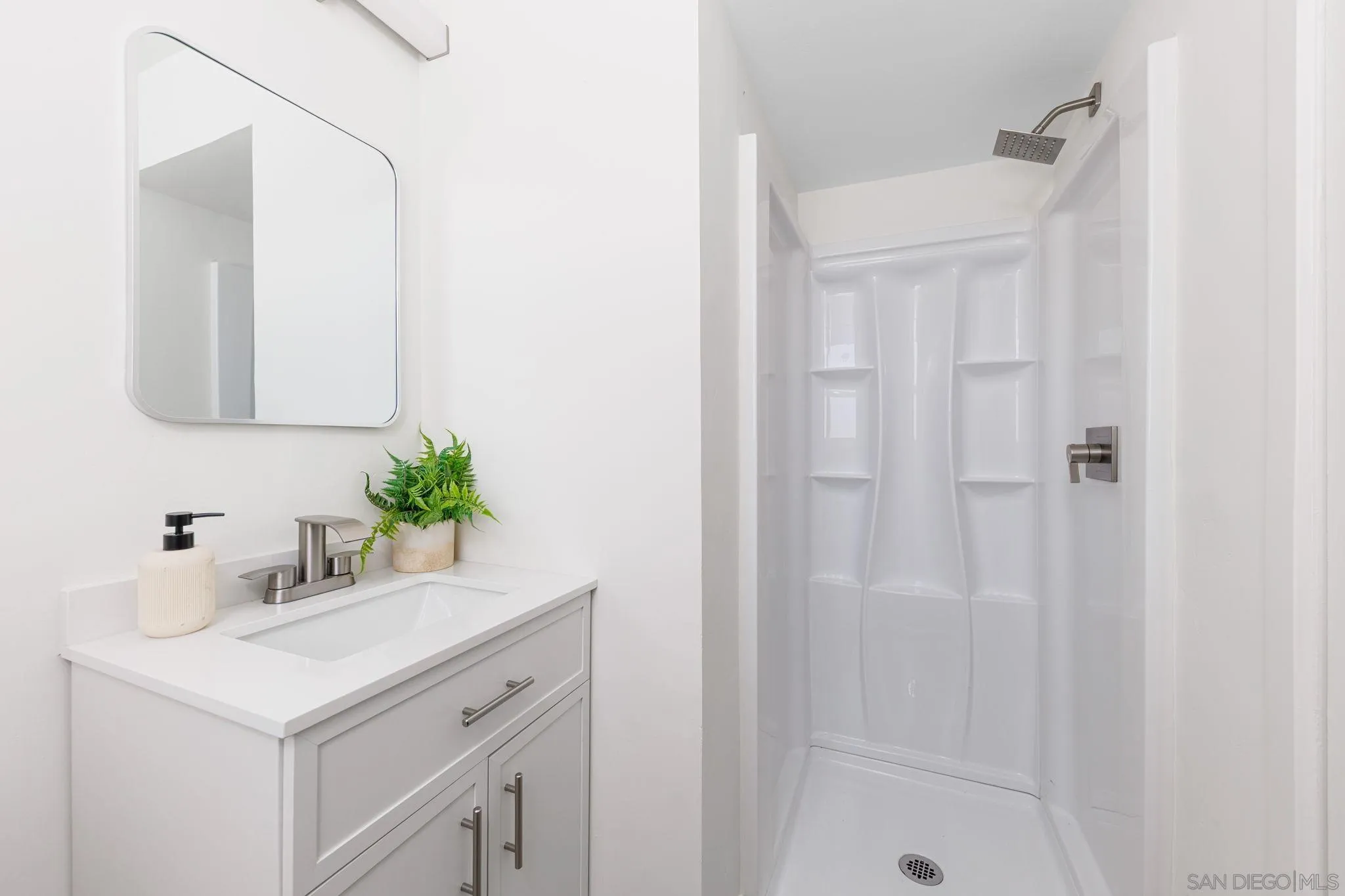 https://cdn.realtyfeed.com/cdn/127/260018620/14a9b1a22e38e8823f88138121aabcc6.webp