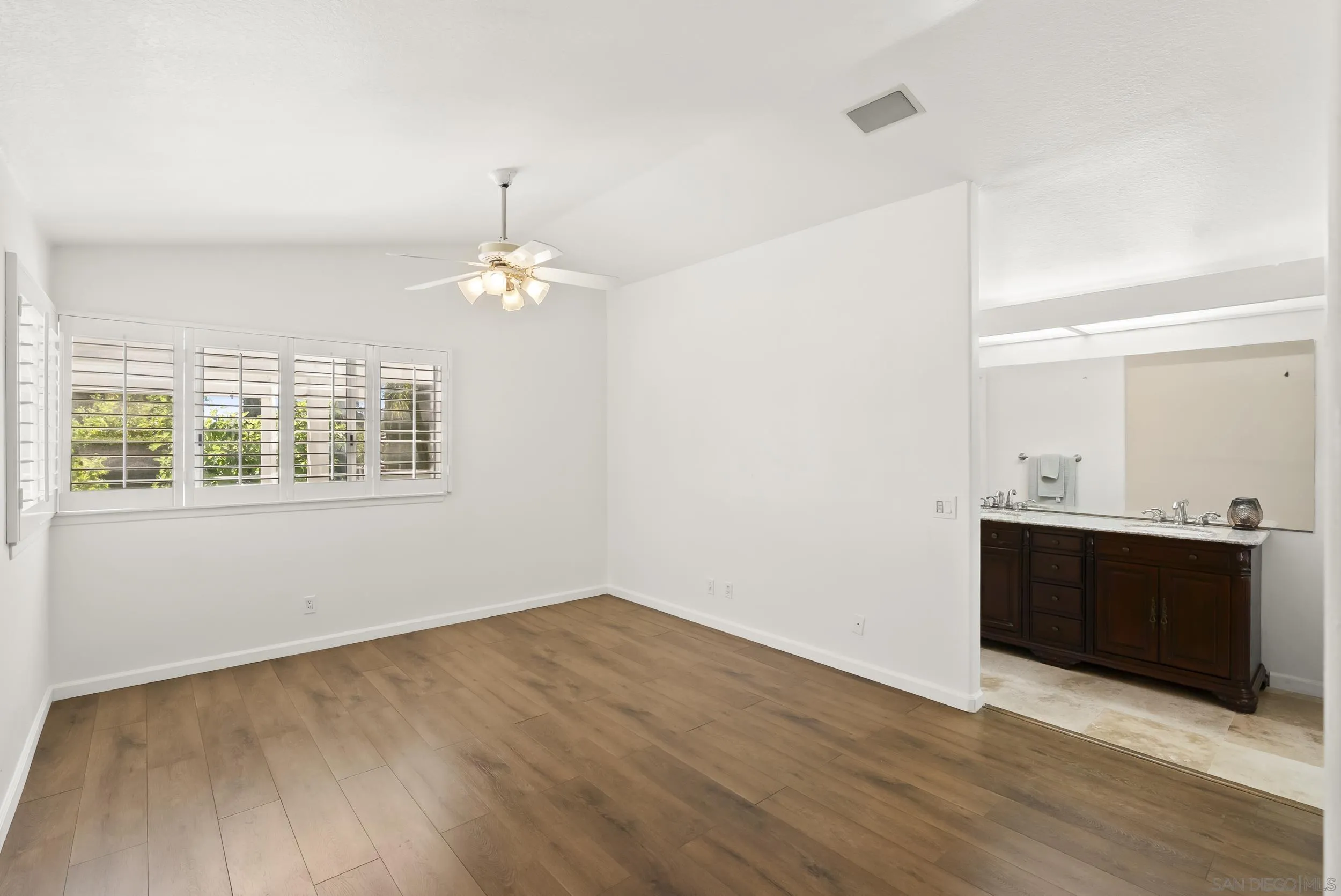 https://cdn.realtyfeed.com/cdn/127/260018624/59f1607cc9cfd3bc020581409516085e.webp