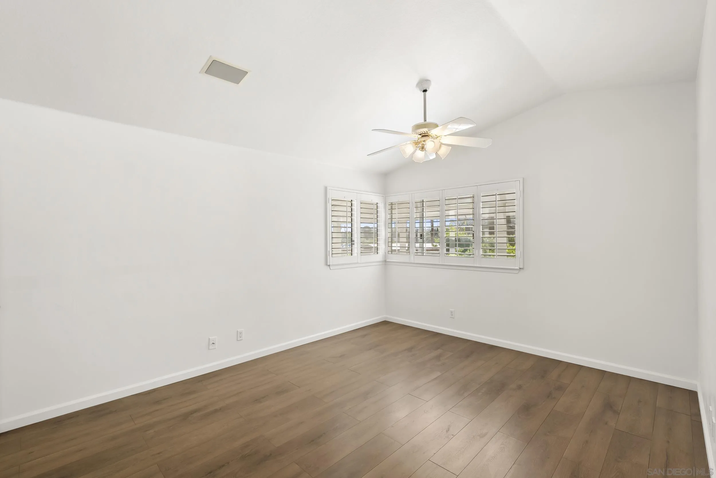 https://cdn.realtyfeed.com/cdn/127/260018624/61ca94db1b7b5a5e998988b933d86427.webp