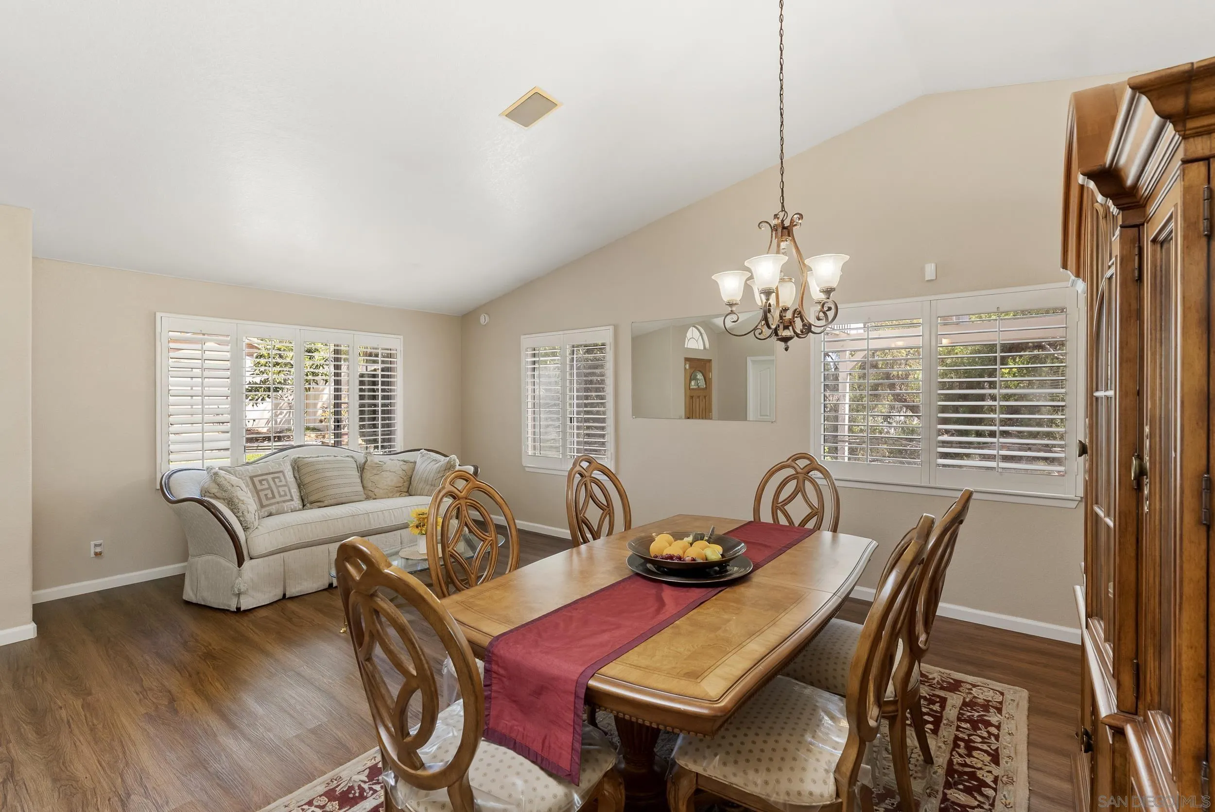https://cdn.realtyfeed.com/cdn/127/260018624/8927bb2387c980f105d1e73847d6535c.webp