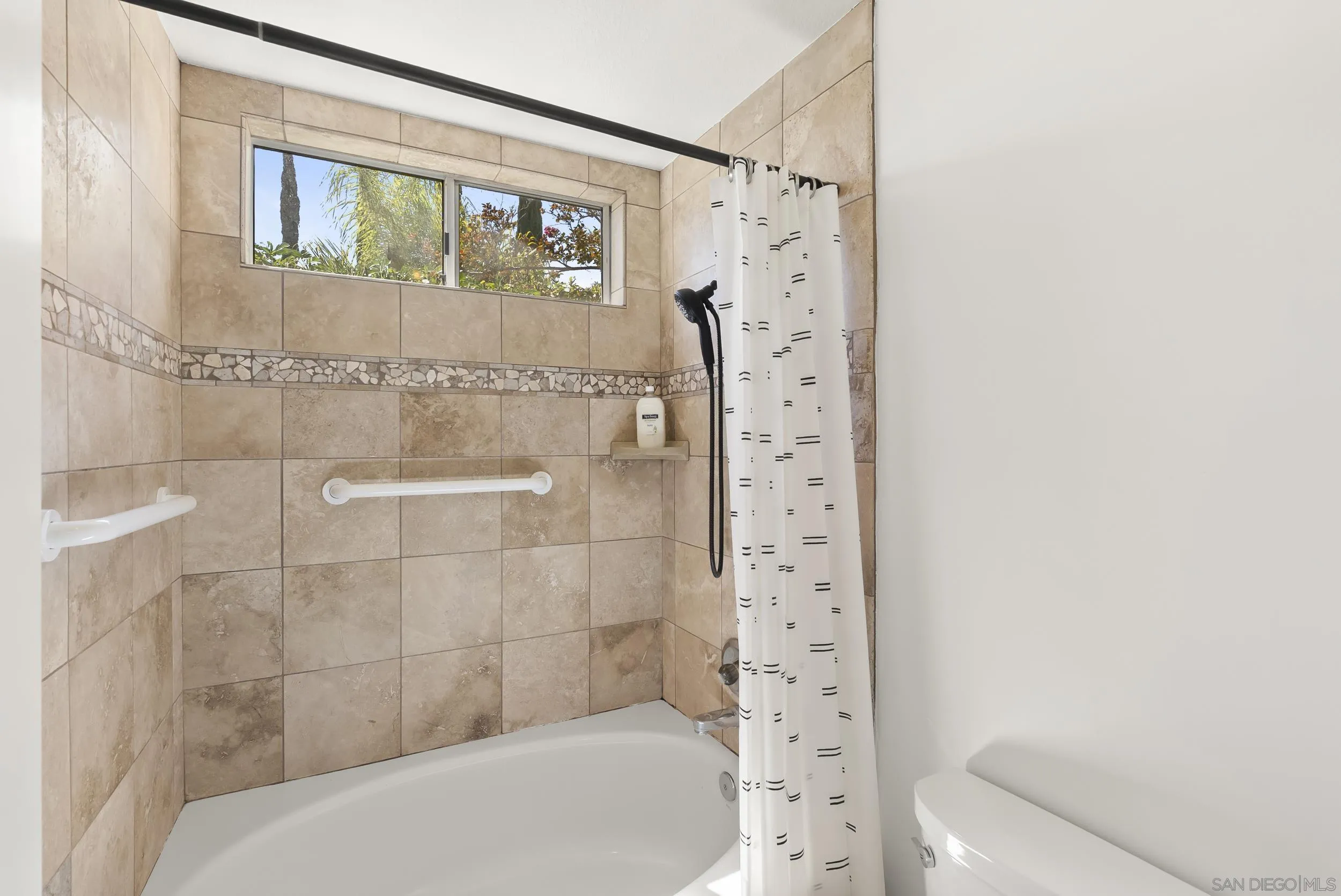 https://cdn.realtyfeed.com/cdn/127/260018624/99dd3daf932e9bf692dda66831975c52.webp