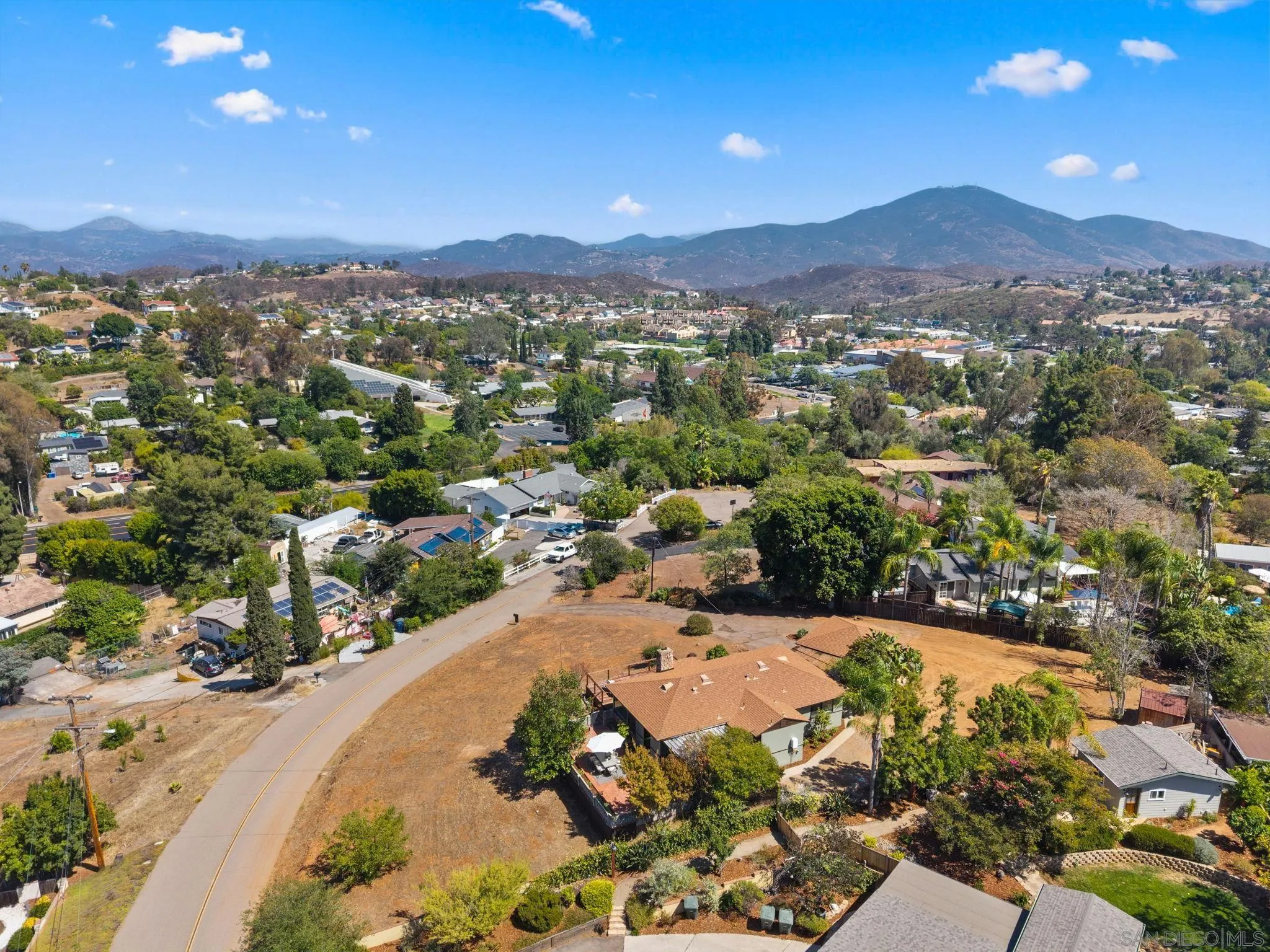 https://cdn.realtyfeed.com/cdn/127/260018628/fbbdc3b67e9f8cd0b9c32ef72ee00706.webp