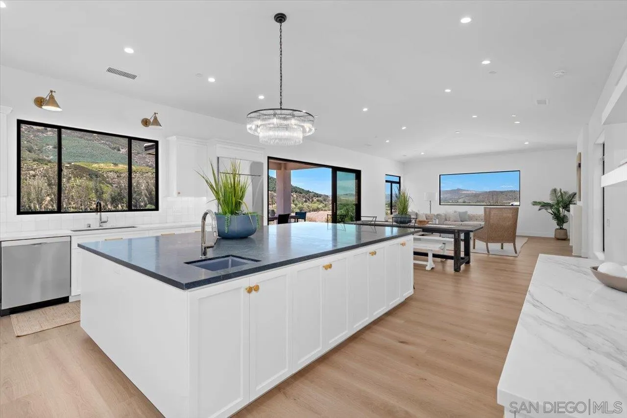 https://cdn.realtyfeed.com/cdn/127/260018633/901f9fda18eea0a87249b9e9b3345b73.webp