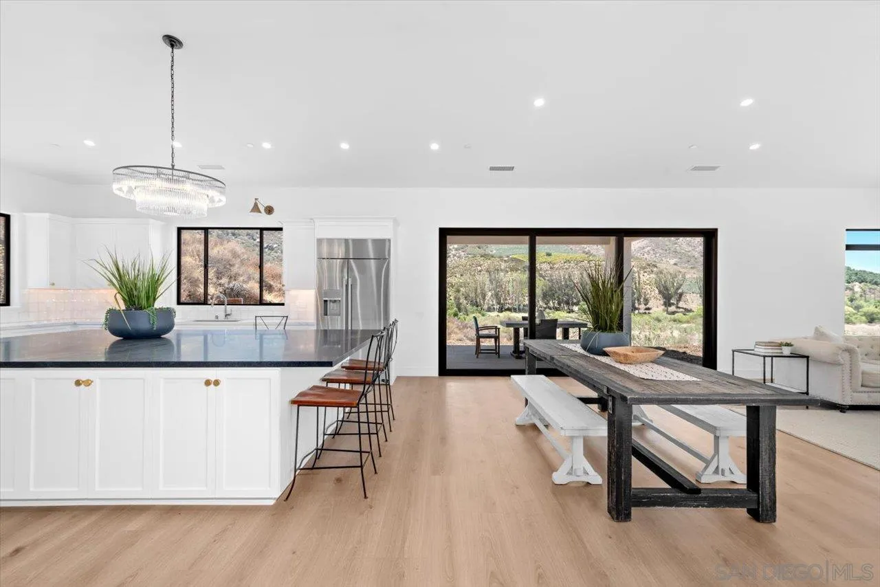 https://cdn.realtyfeed.com/cdn/127/260018633/ceca6cdf949f9960bcad20f8ae97537f.webp