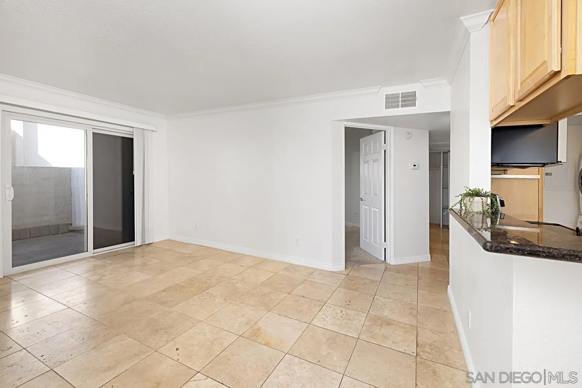 Photo #4: 260018635 Listing: Photo #4