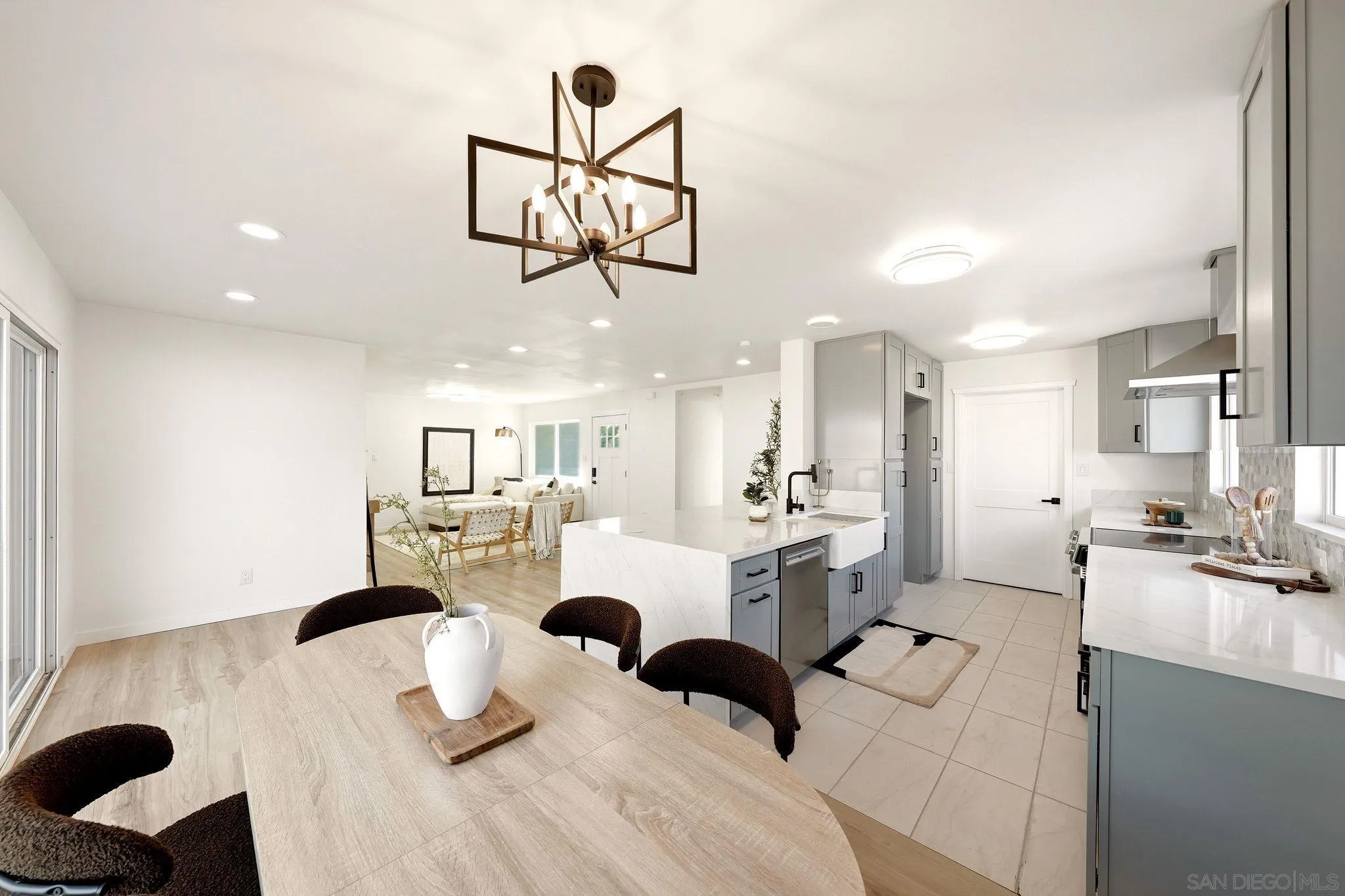 https://cdn.realtyfeed.com/cdn/127/260018639/7ea1e73d77628a5c7af8e3e6e2afb7a7.webp