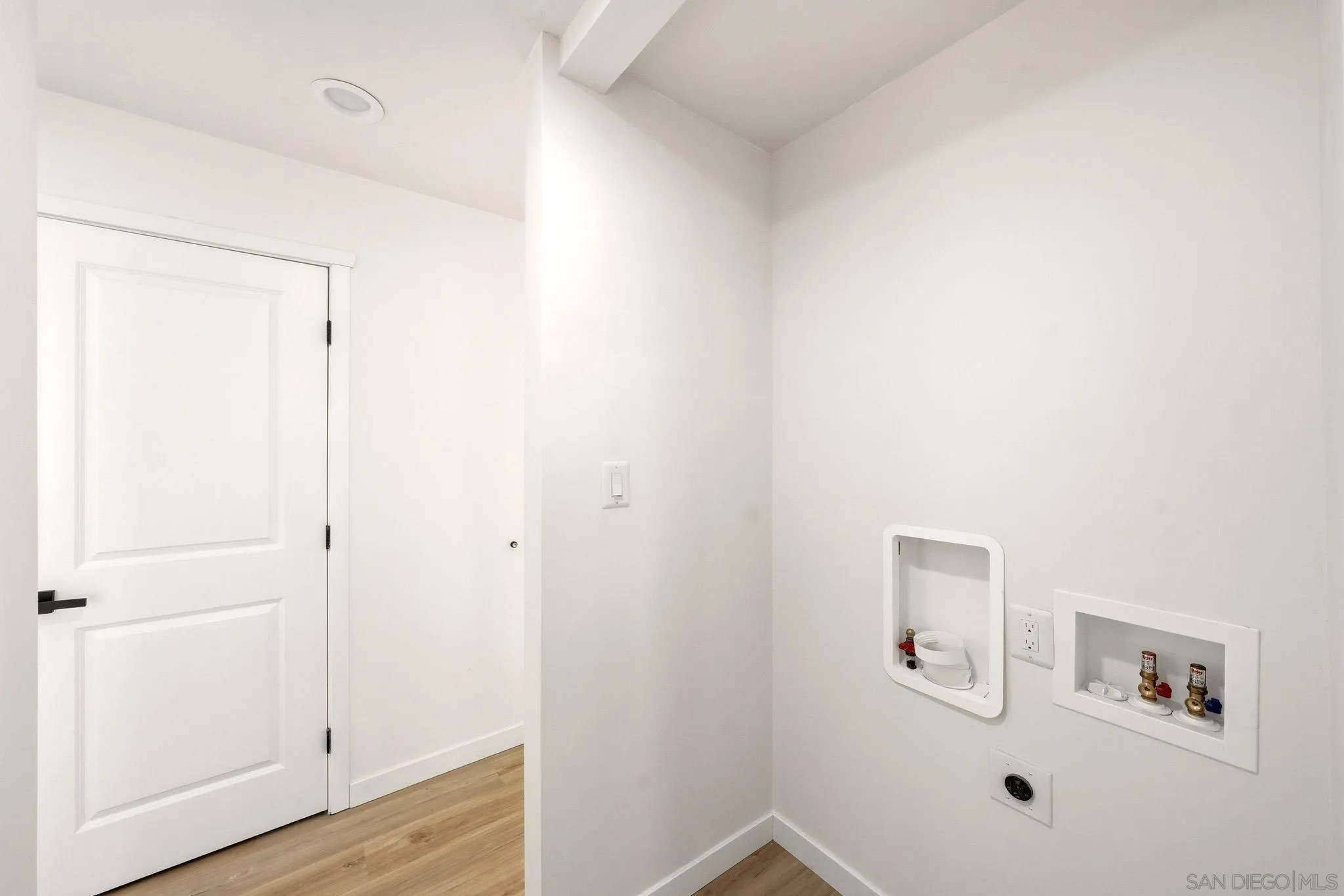 https://cdn.realtyfeed.com/cdn/127/260018639/ce9bc79bdb3c2f5e1ffb968c169ef948.webp