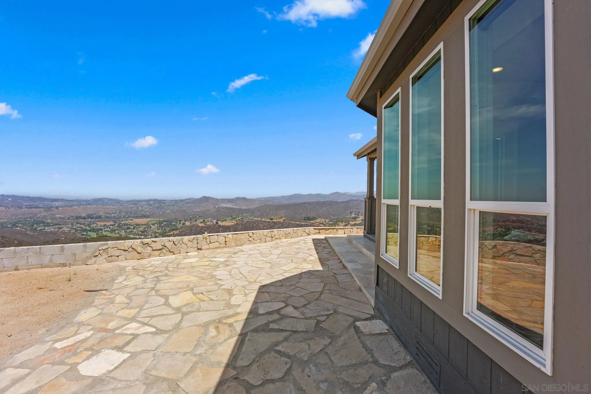 https://cdn.realtyfeed.com/cdn/127/260018646/af2e9d6f100d8494cdf06b8babac477e.webp