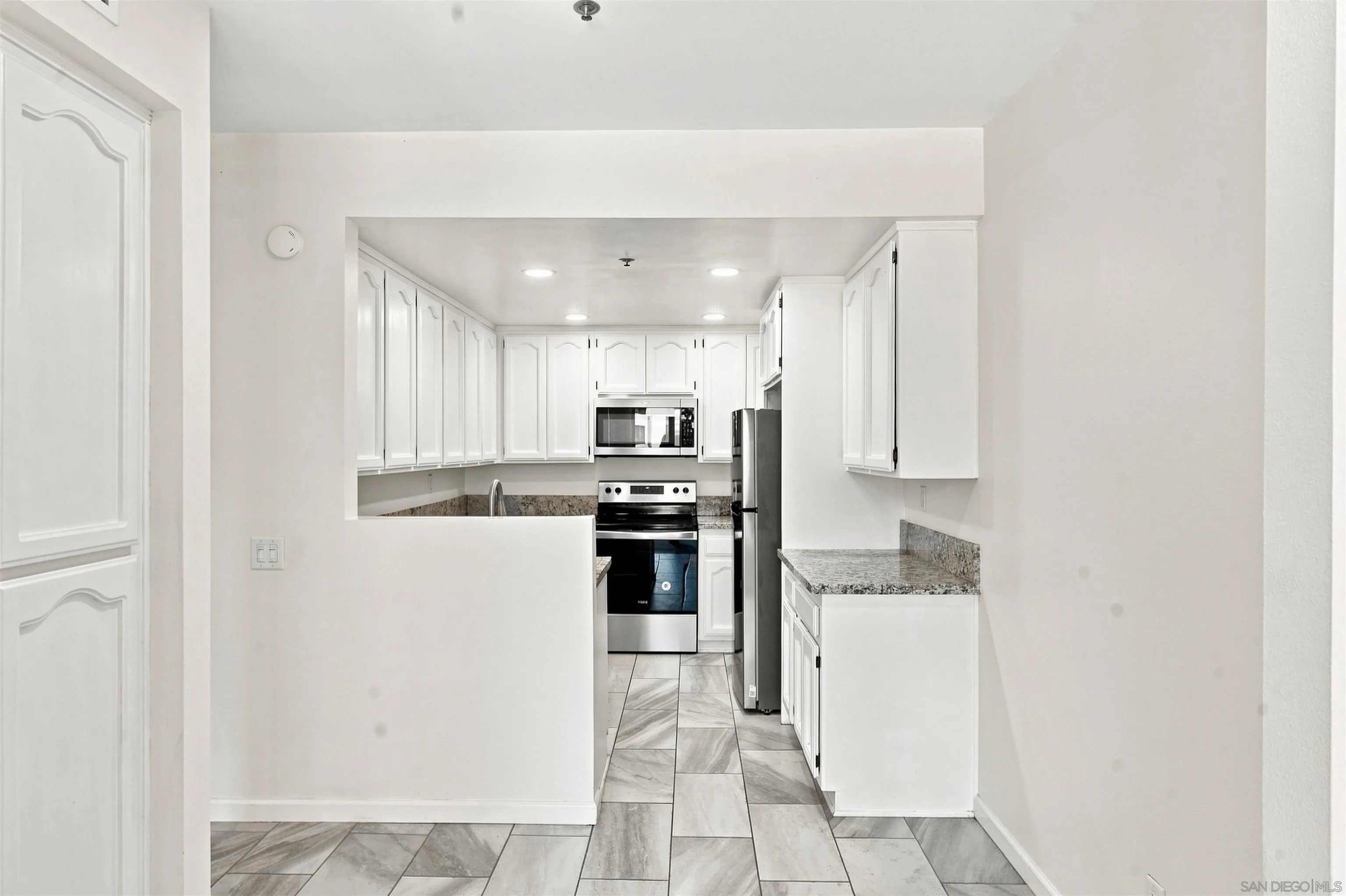 Photo #8: 260018655 Listing: Photo #8