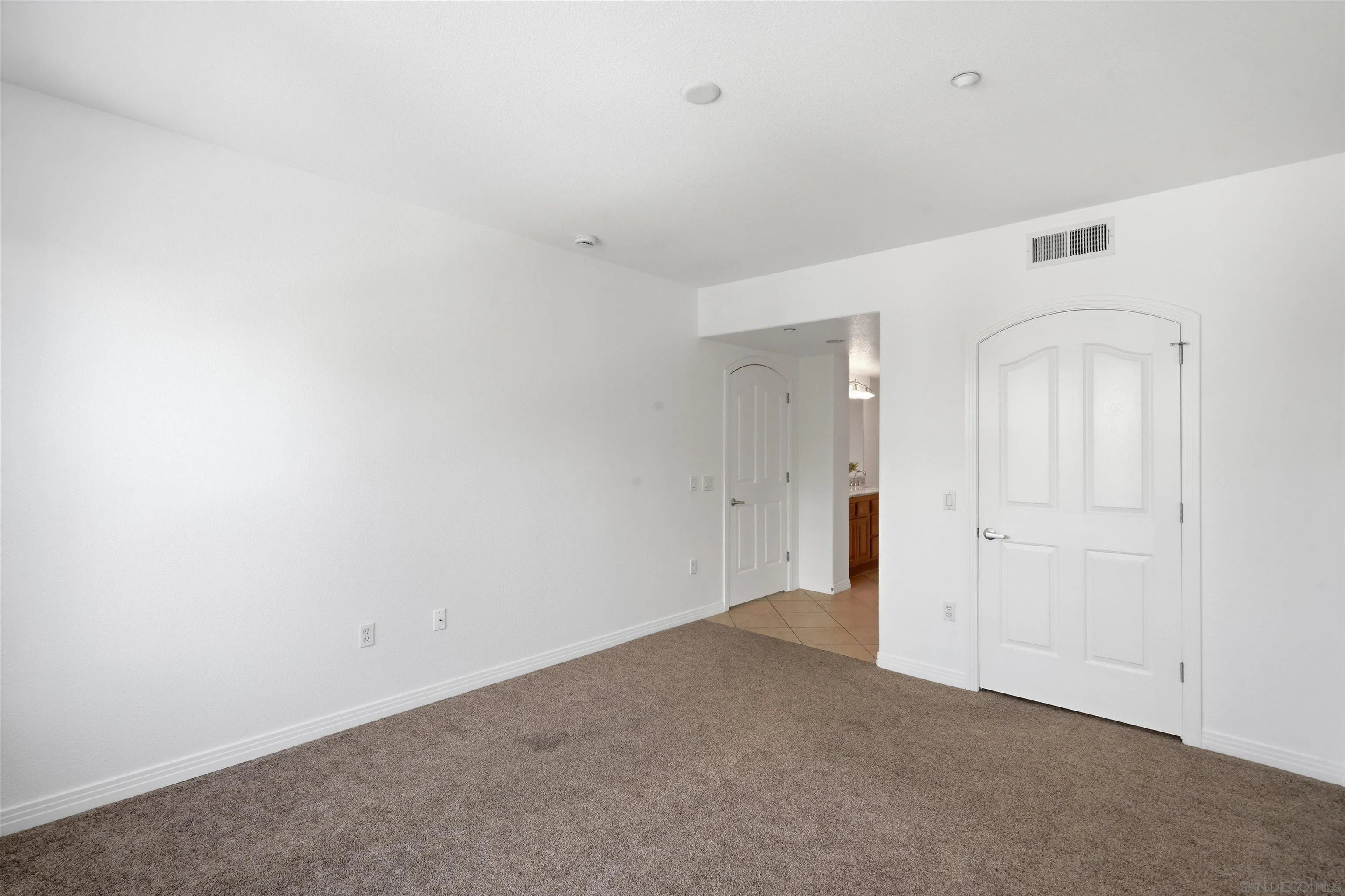 https://cdn.realtyfeed.com/cdn/127/260018659/206f94a678915139fc190db83f1f43c1.webp