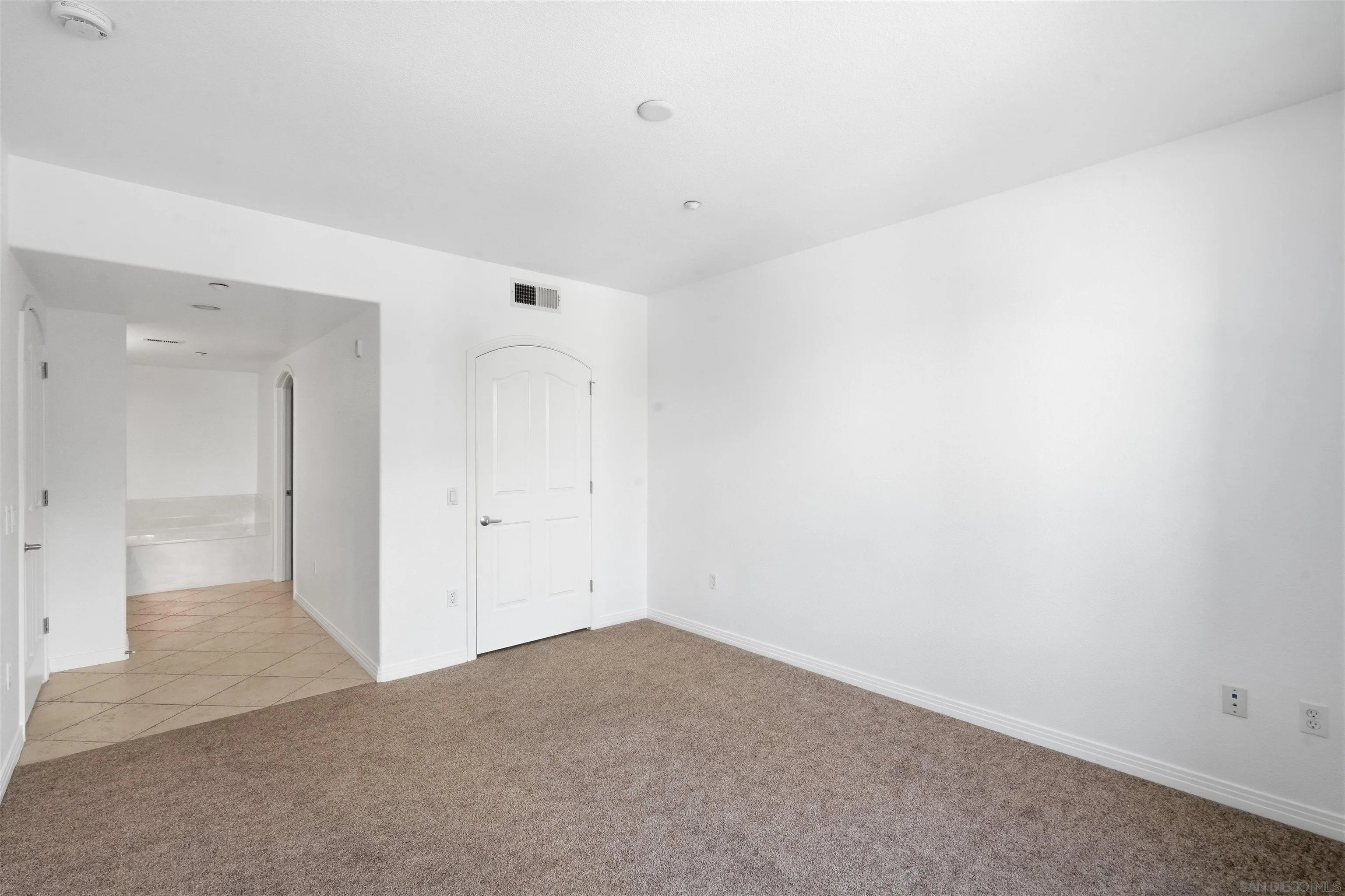 https://cdn.realtyfeed.com/cdn/127/260018659/649e0d6f43140eb5c2909bf73baa43d3.webp