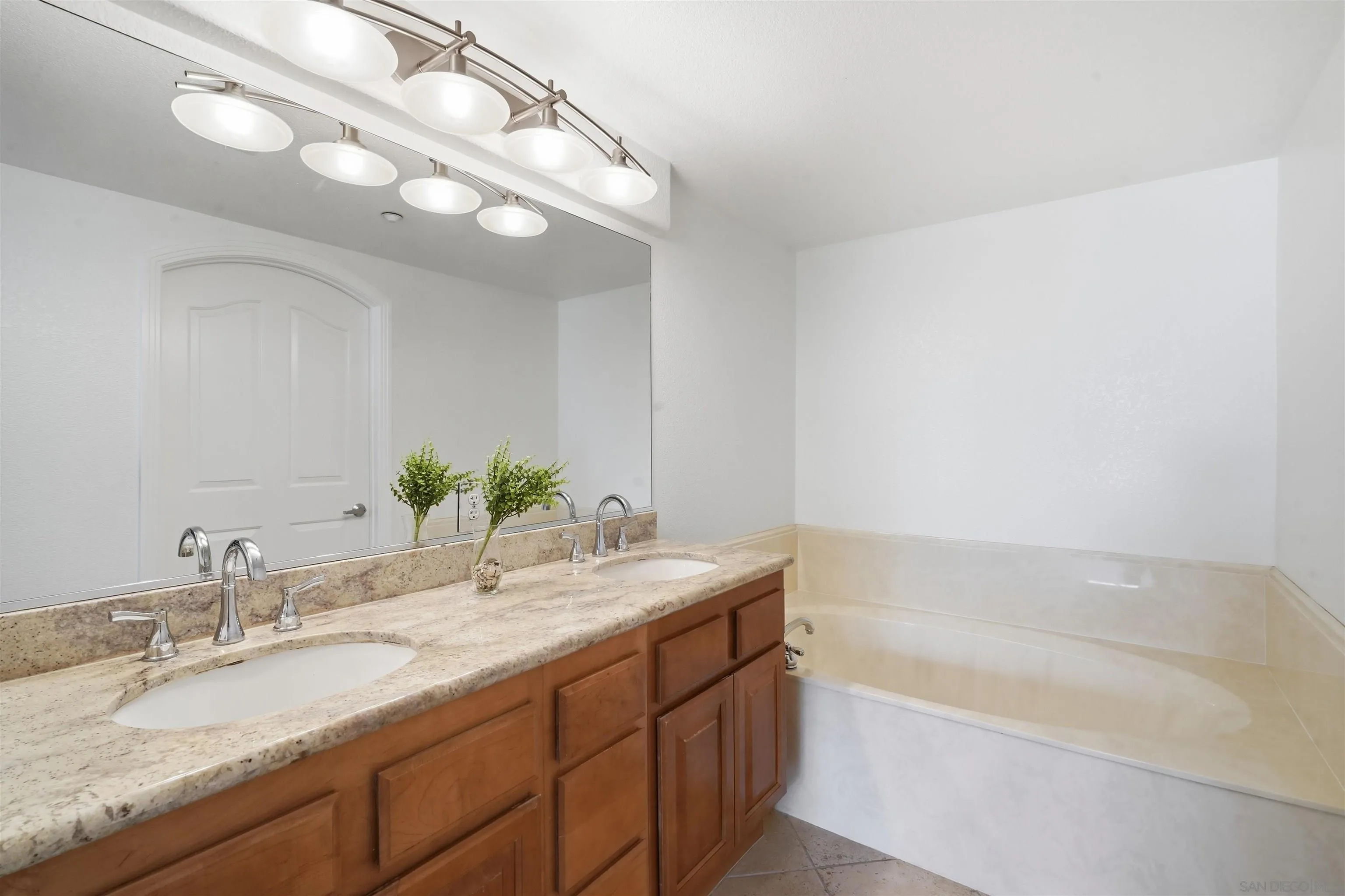 https://cdn.realtyfeed.com/cdn/127/260018659/e1203f0fc0c81e0d62a4f89e2dc1e69e.webp