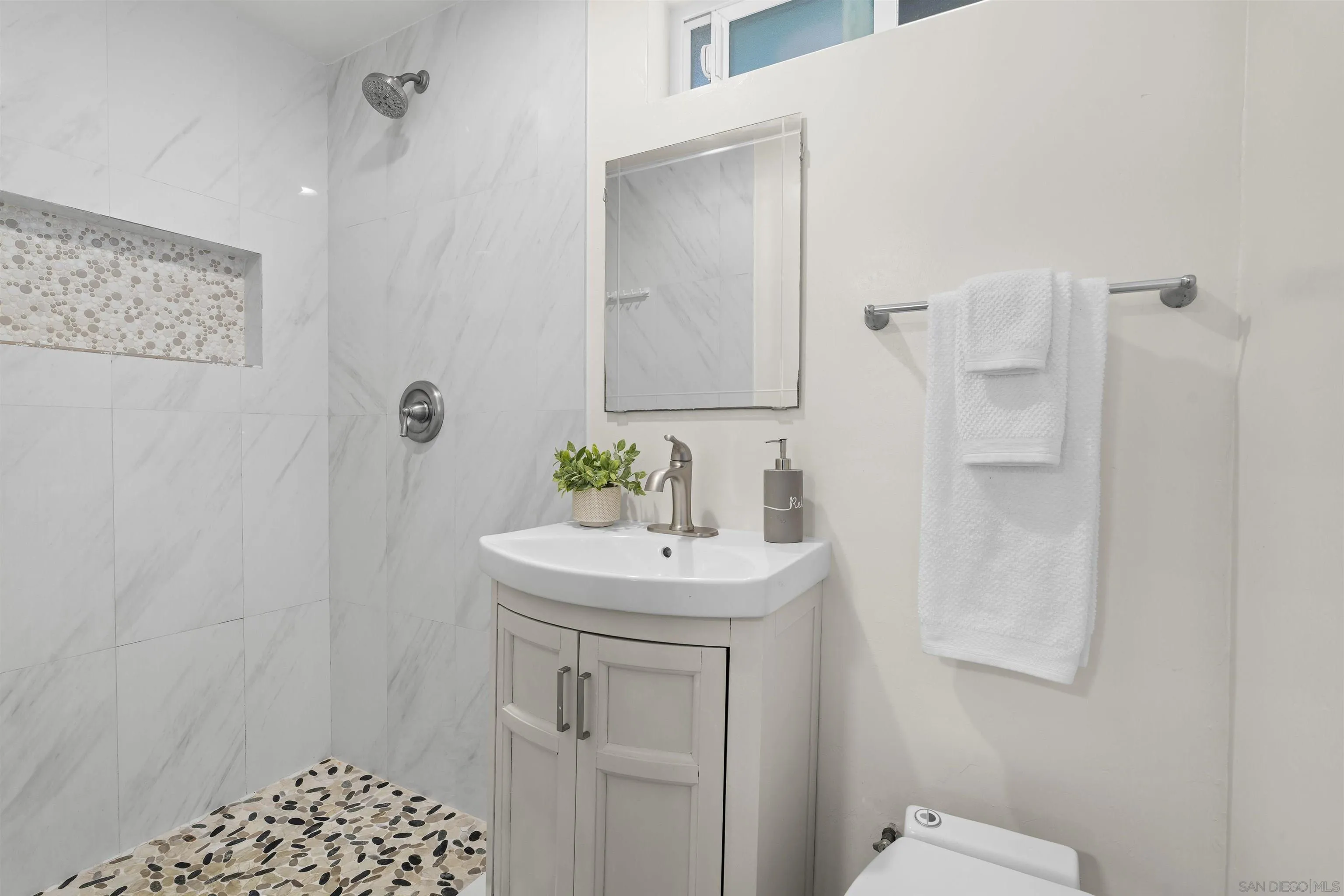 https://cdn.realtyfeed.com/cdn/127/260018662/61f68b2d37cffcb38f4f5ae815da01fb.webp