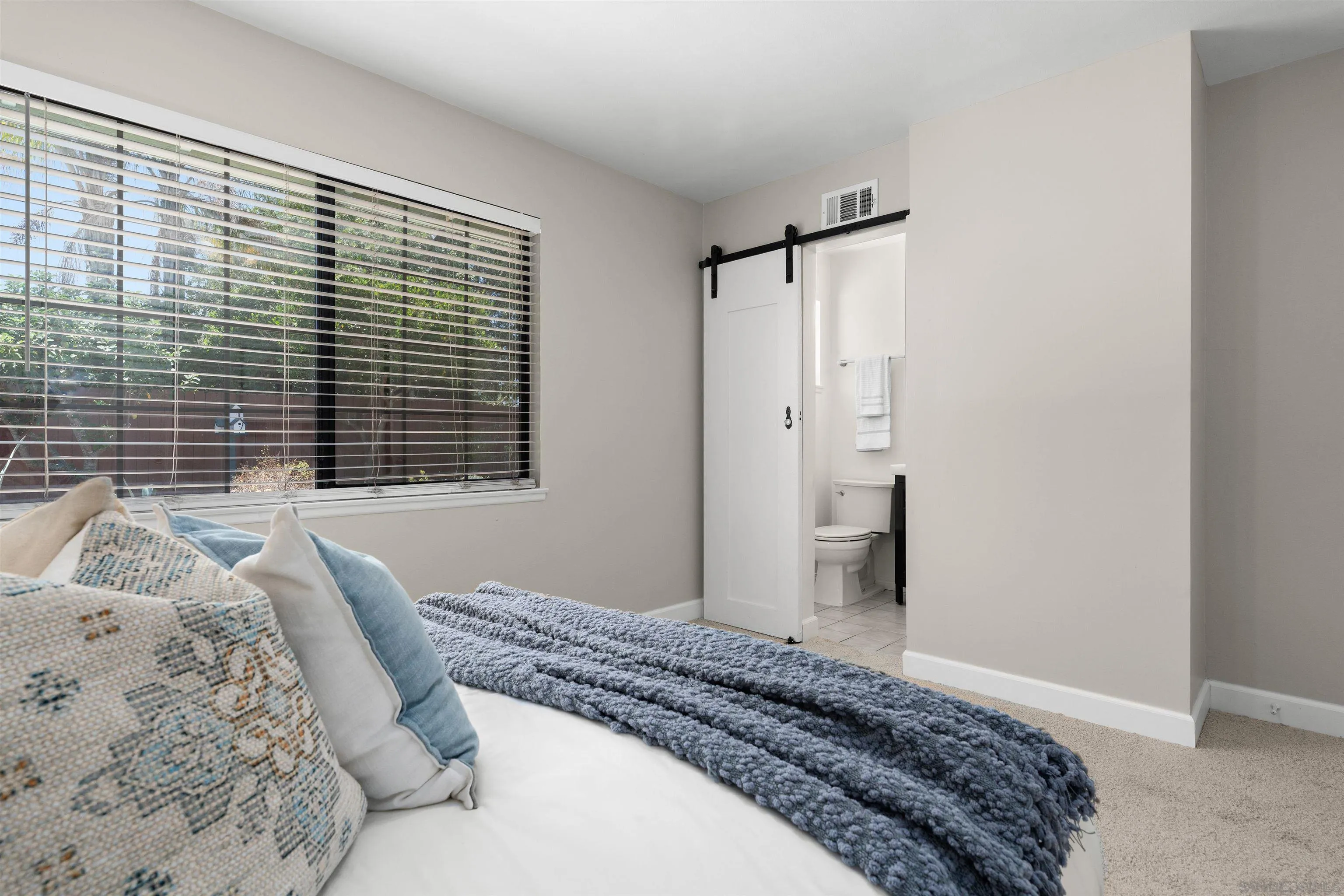 https://cdn.realtyfeed.com/cdn/127/260018662/960421825fb3e247979aa635cfdb7c4b.webp