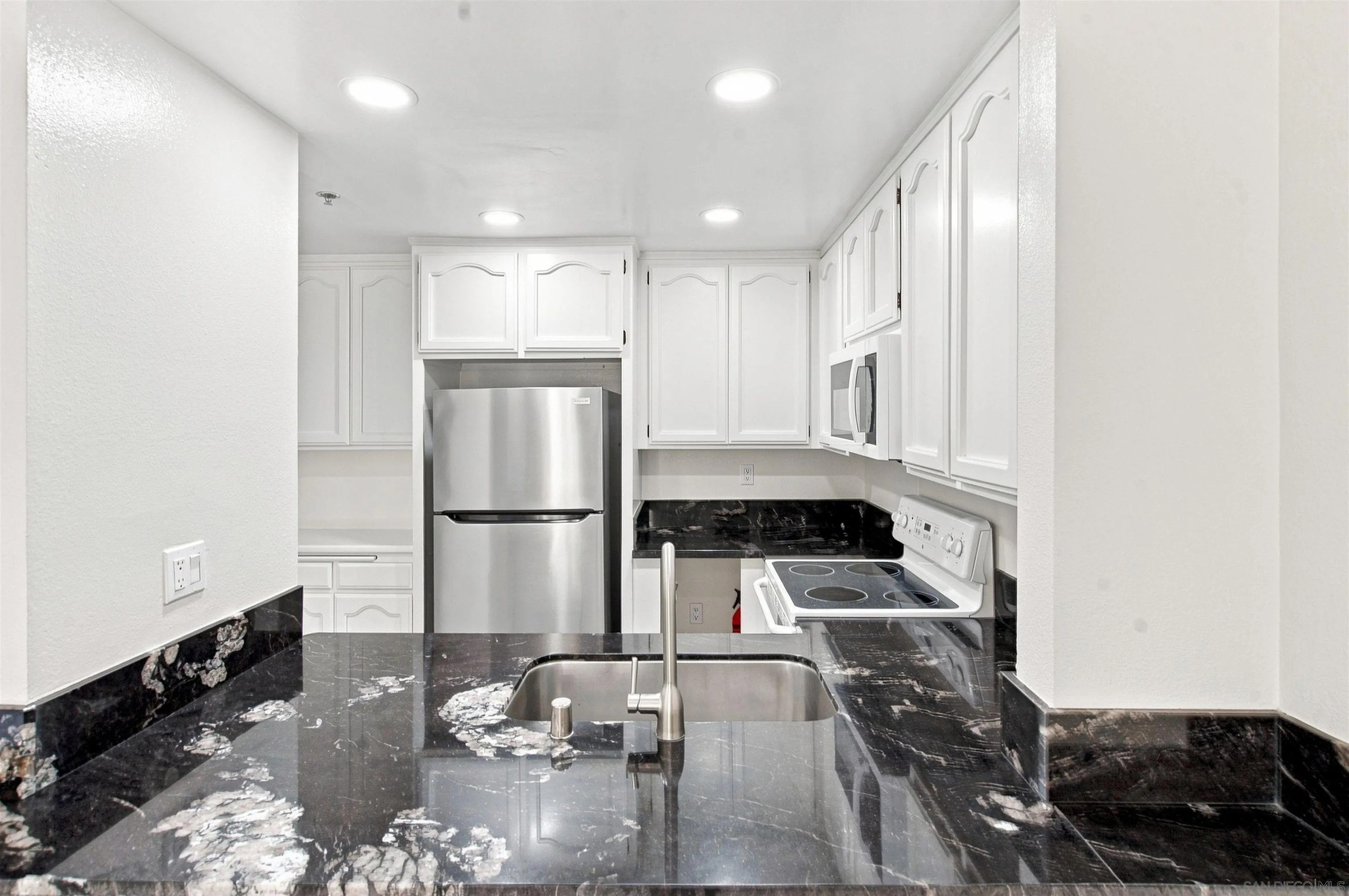 Photo #4: 260018664 Listing: Photo #4