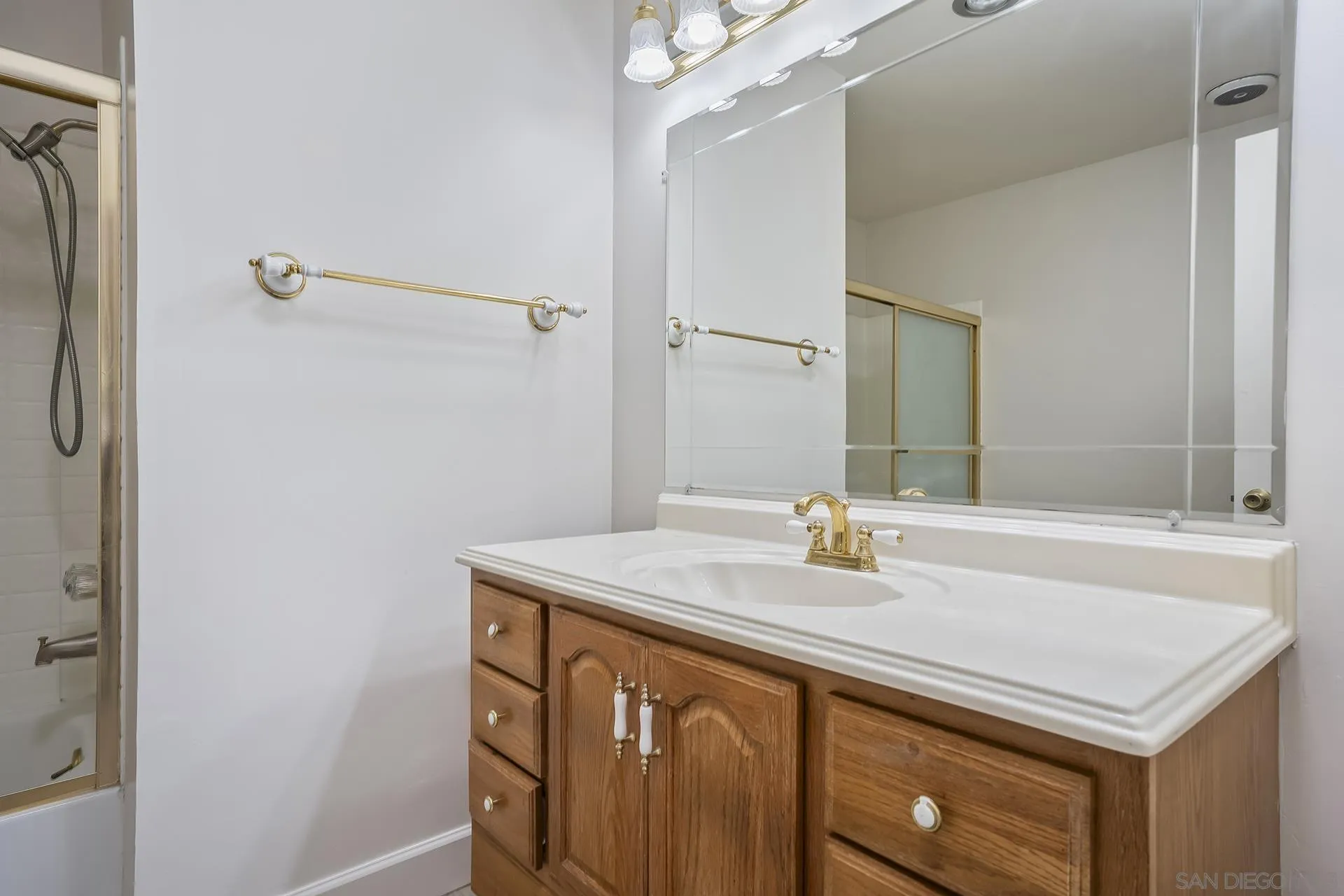 https://cdn.realtyfeed.com/cdn/127/260018678/99d1aae8cf350227571055b1baa1c2c6.webp