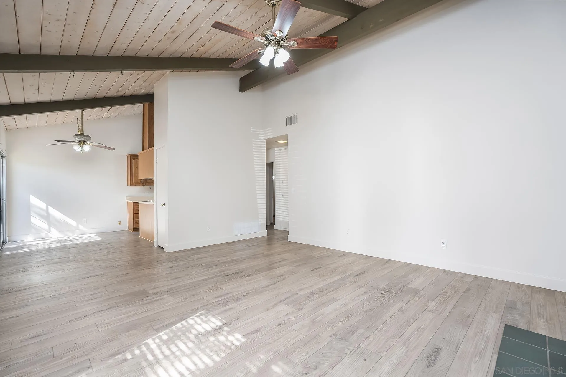 https://cdn.realtyfeed.com/cdn/127/260018678/e74f0dc97eabbda33dcc35fc5e72bb18.webp