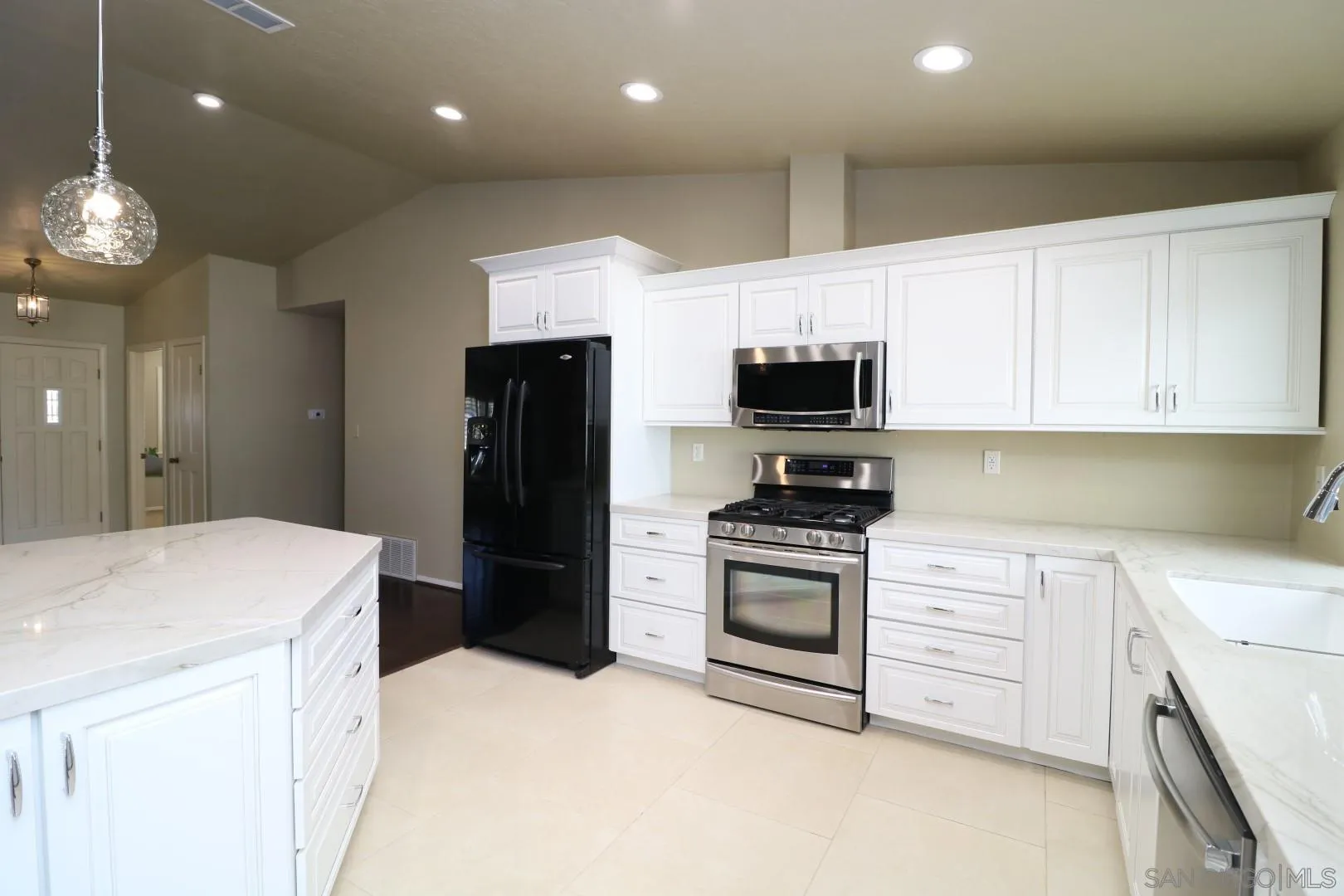 https://cdn.realtyfeed.com/cdn/127/260018699/4ca101f421bb1ccf693307b12bcf773f.webp