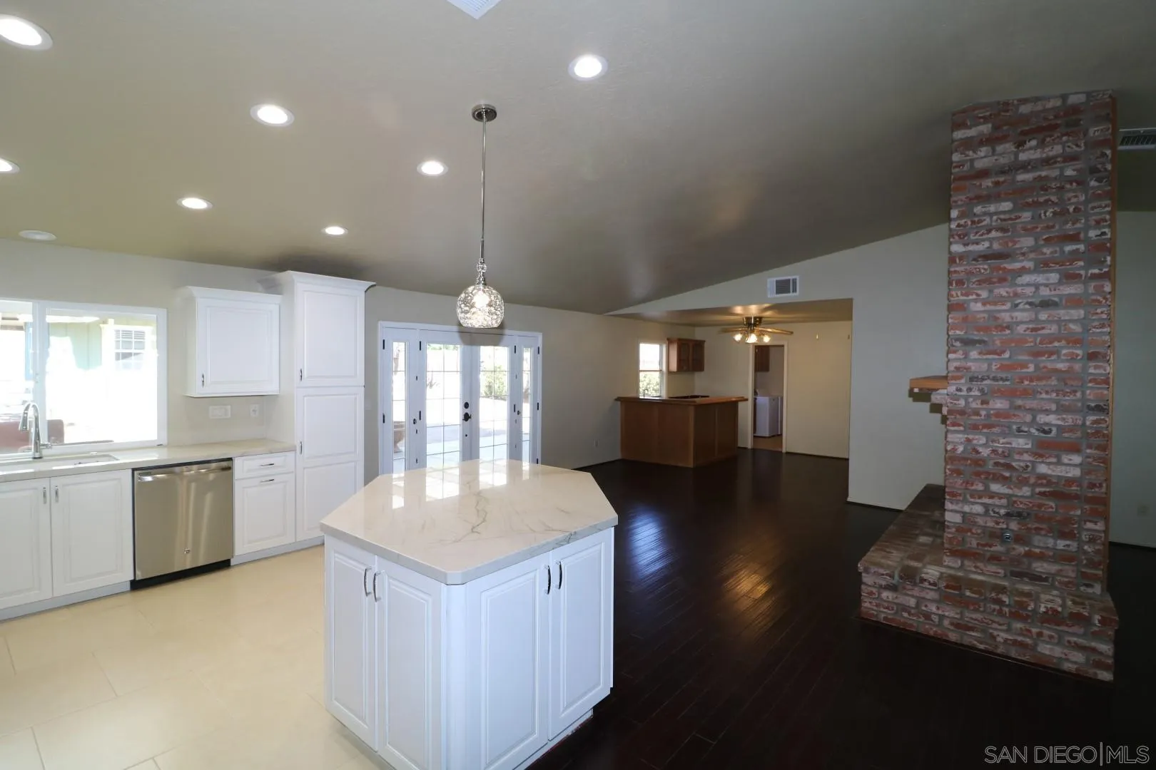 https://cdn.realtyfeed.com/cdn/127/260018699/6d07461e153a199ef0642ec7ec10b8ff.webp