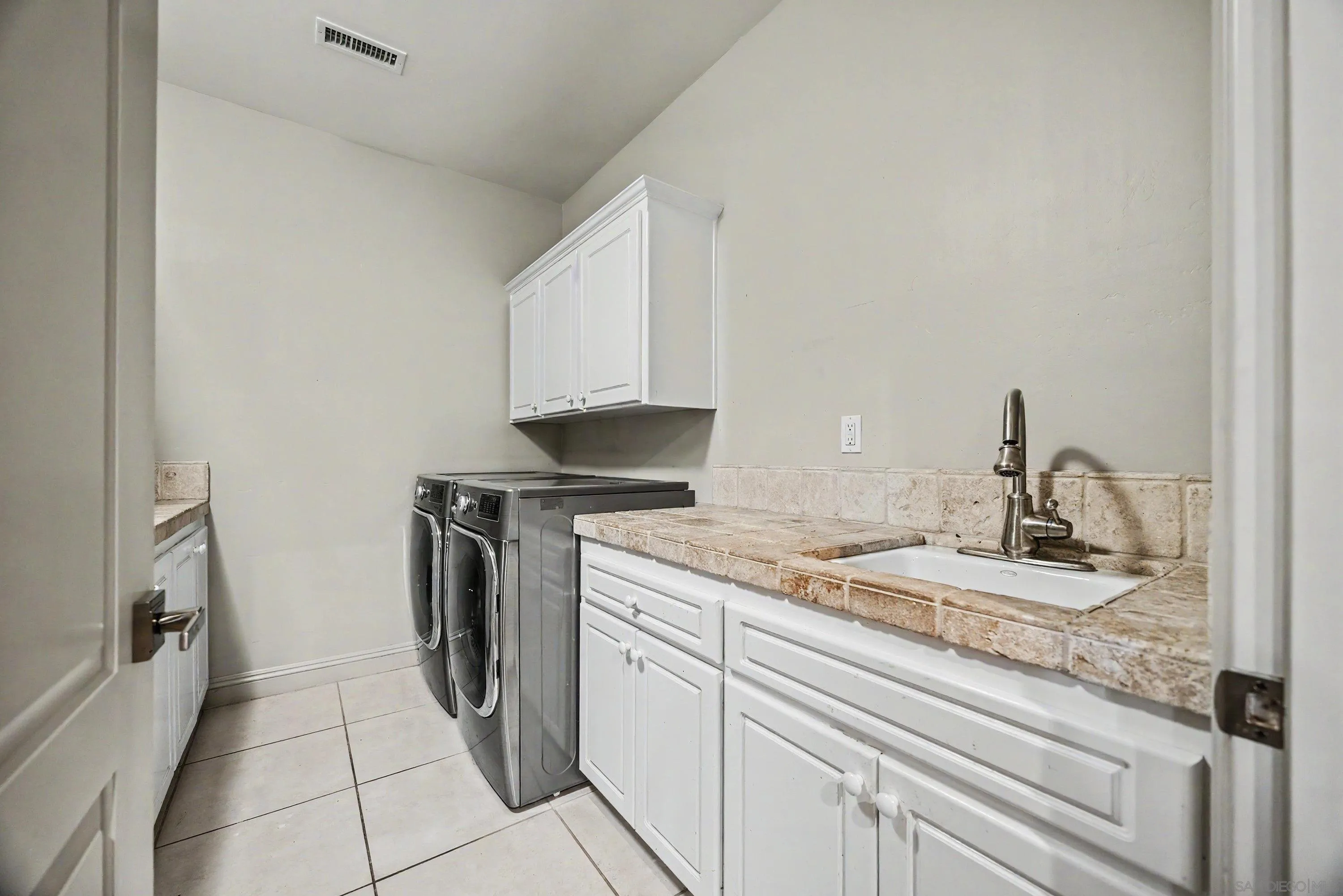 https://cdn.realtyfeed.com/cdn/127/260018737/0fcbb7fb38d338daa7d06926f94e464a.webp