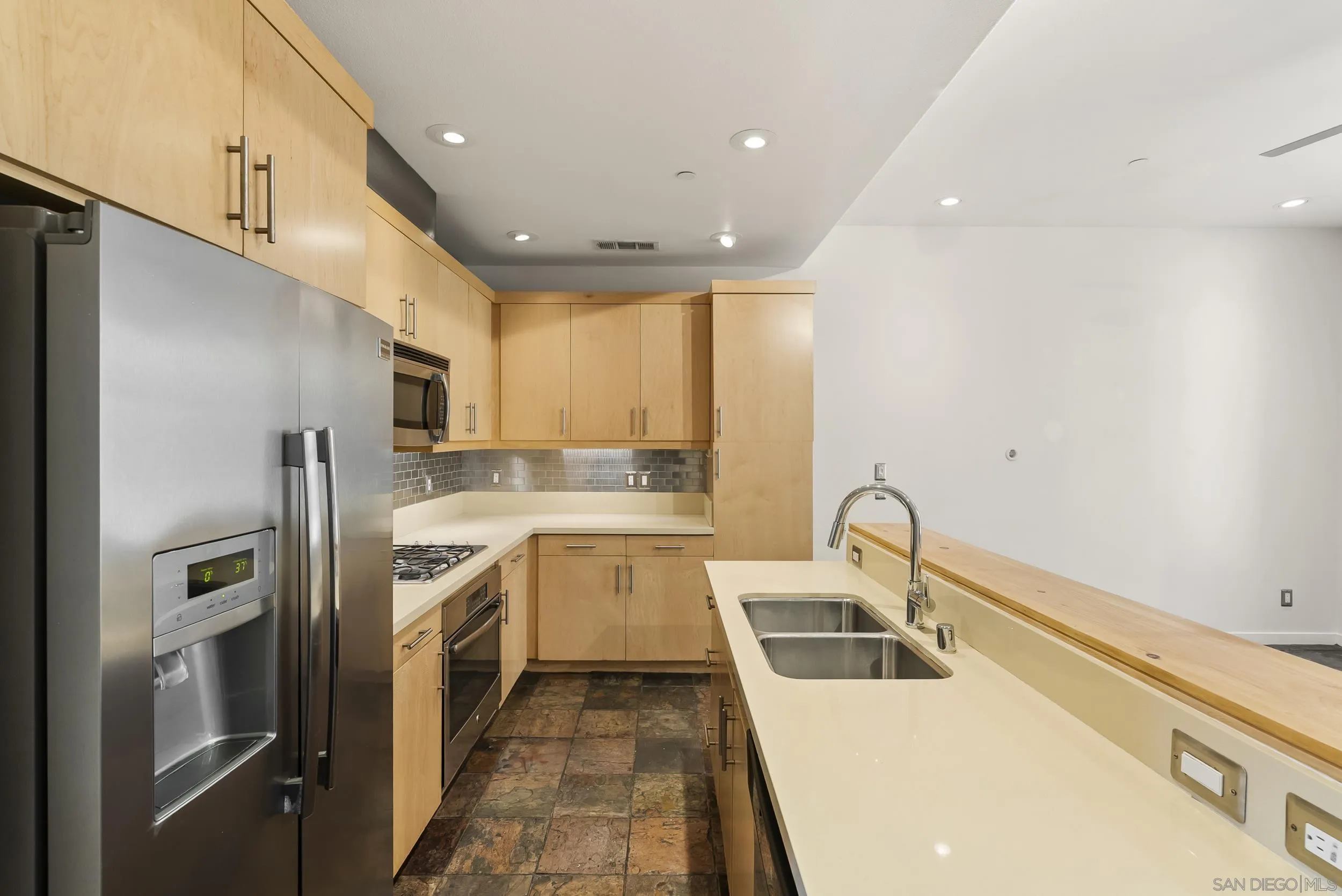 Photo #9: 260018753 Listing: Photo #9