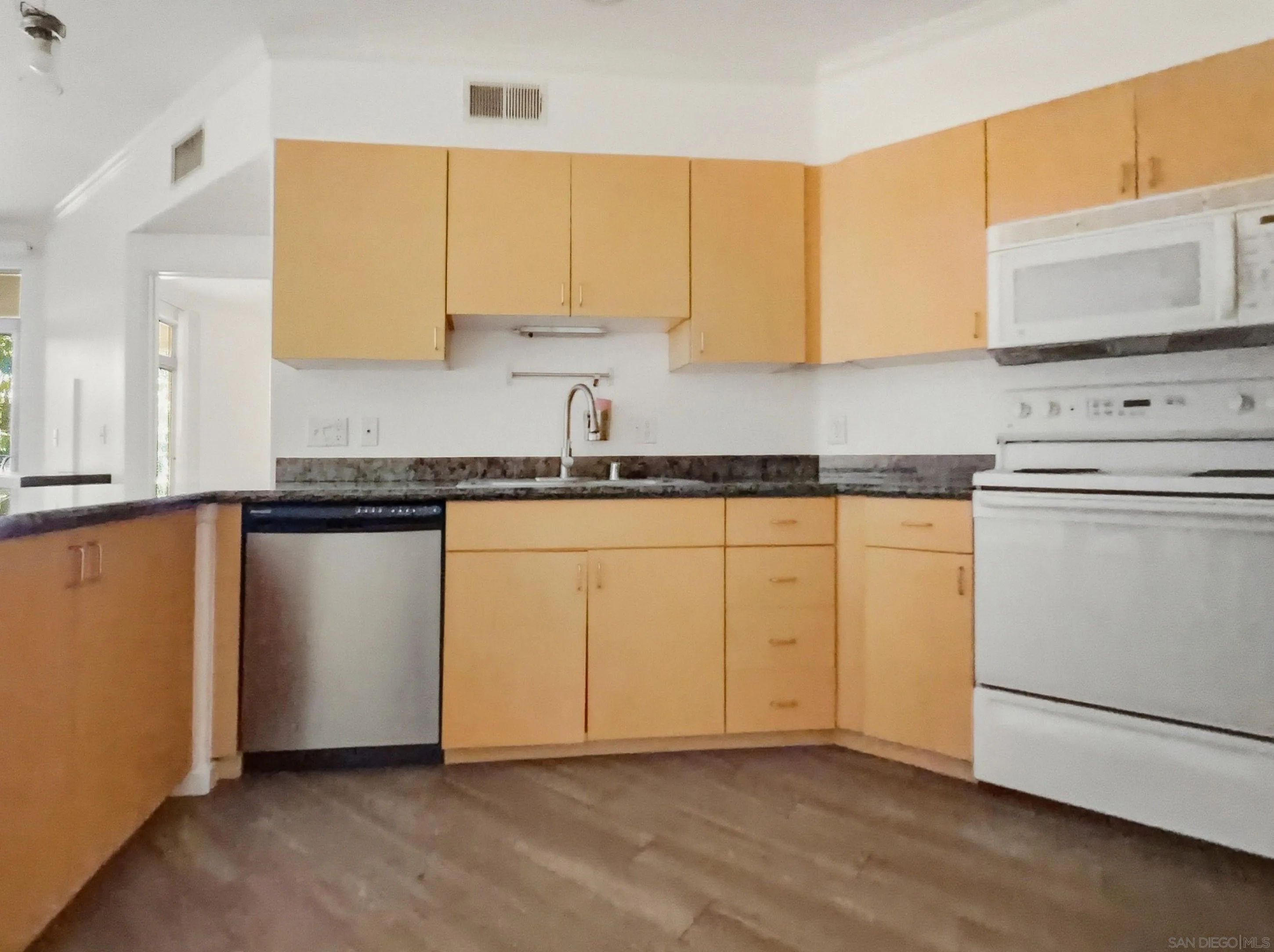 Photo #13: 260018773 Listing: Photo #13