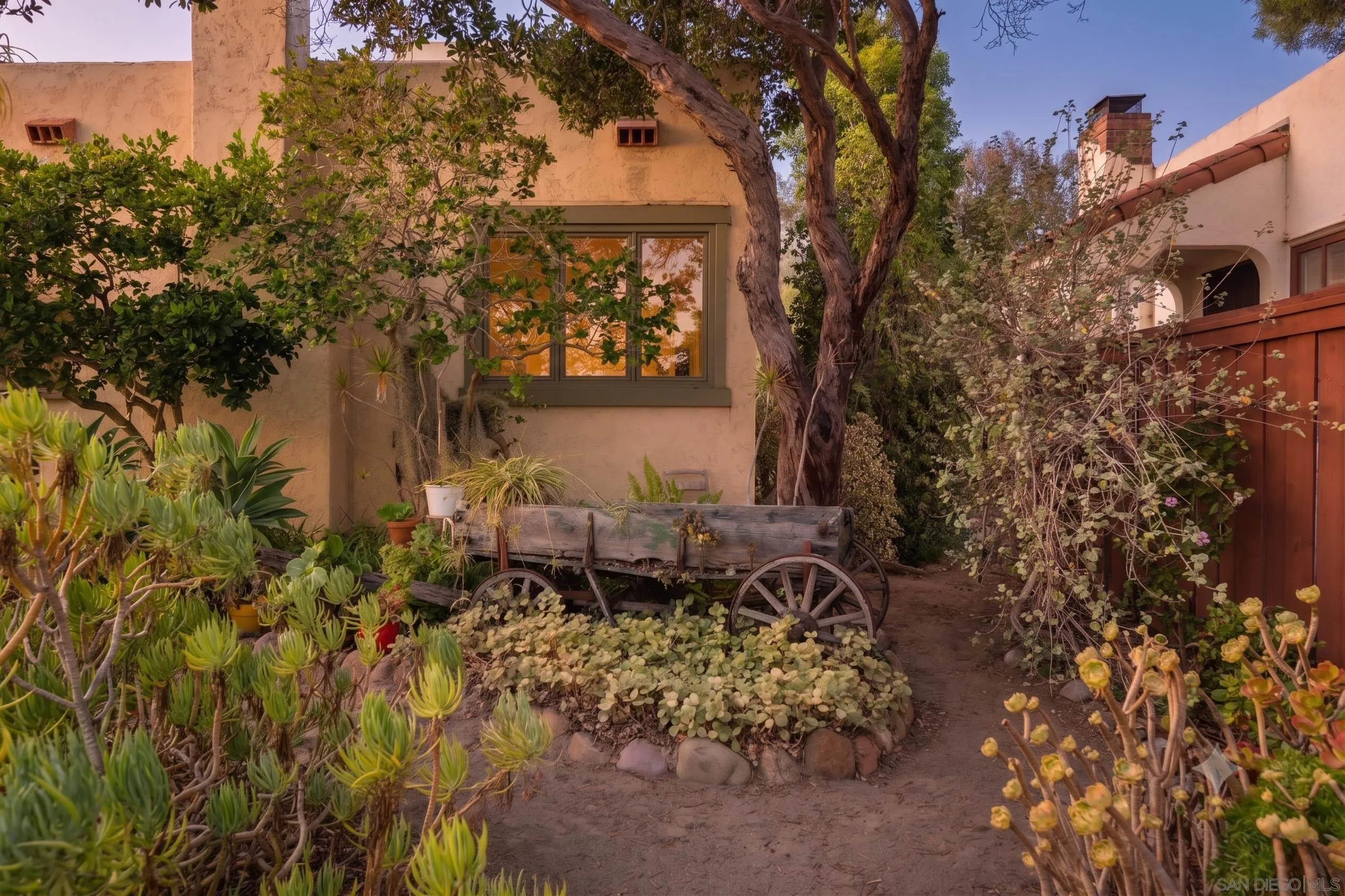 https://cdn.realtyfeed.com/cdn/127/260018774/27381cf6c63a81c0c50603be7b2a1ca4.webp
