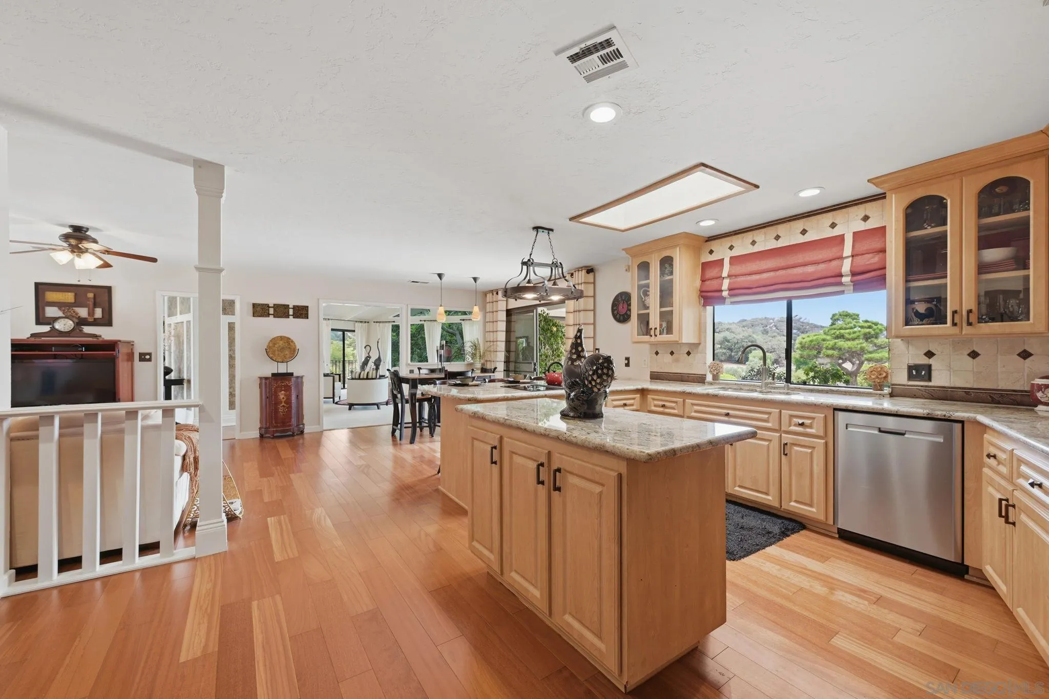 https://cdn.realtyfeed.com/cdn/127/260018779/edb6ca55f0e4ed9686132e3d3aaed720.webp