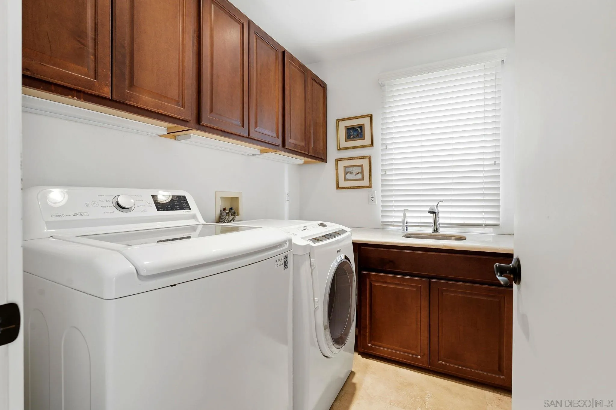 https://cdn.realtyfeed.com/cdn/127/260018798/762d9dacda6d58518230a6656fe14922.webp