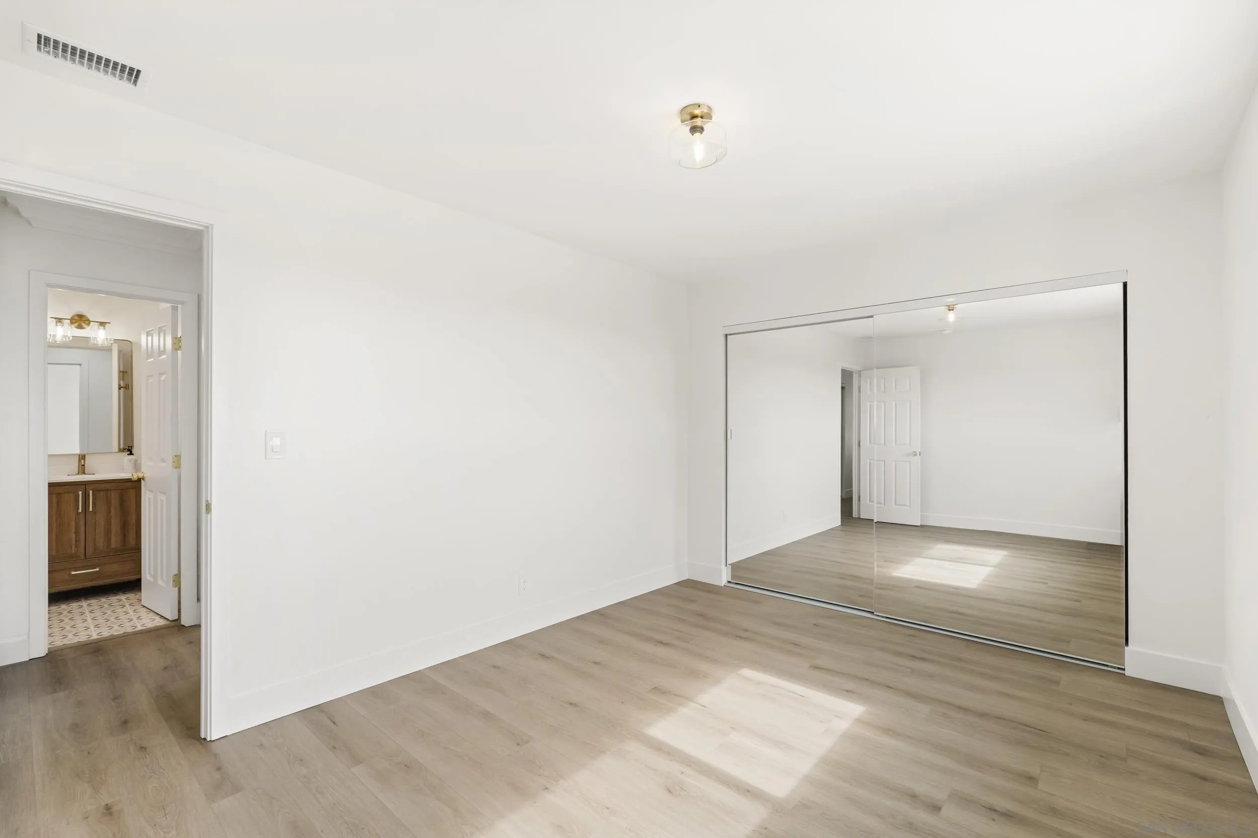 https://cdn.realtyfeed.com/cdn/127/260018817/fd2c3fd1ea63383b7eb517ef9a4388e5.webp