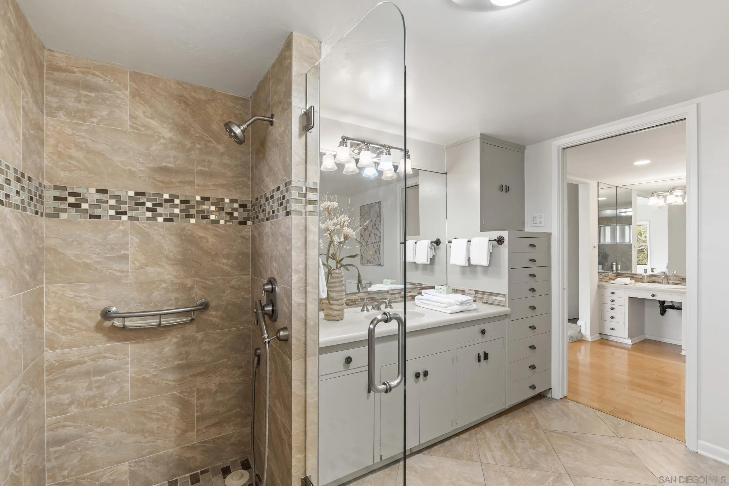 https://cdn.realtyfeed.com/cdn/127/260018820/e6db111b4c3f278700f2f30e28d755f9.webp