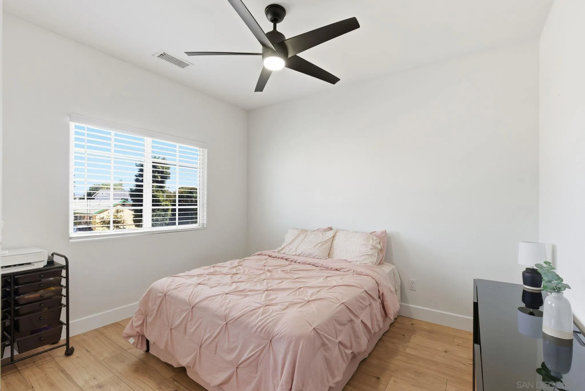 https://cdn.realtyfeed.com/cdn/127/260018824/05cd4c536bf1aae2b2680dea9ade9d34.webp