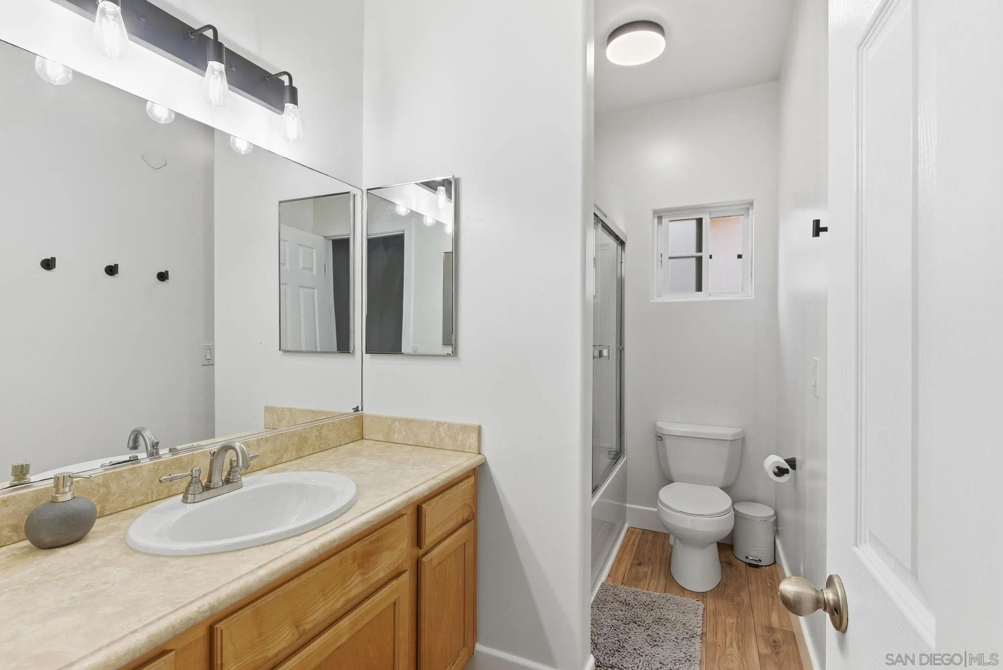 https://cdn.realtyfeed.com/cdn/127/260018824/f2eba0e3e6b7a35fc6bd756f7e7ad074.webp