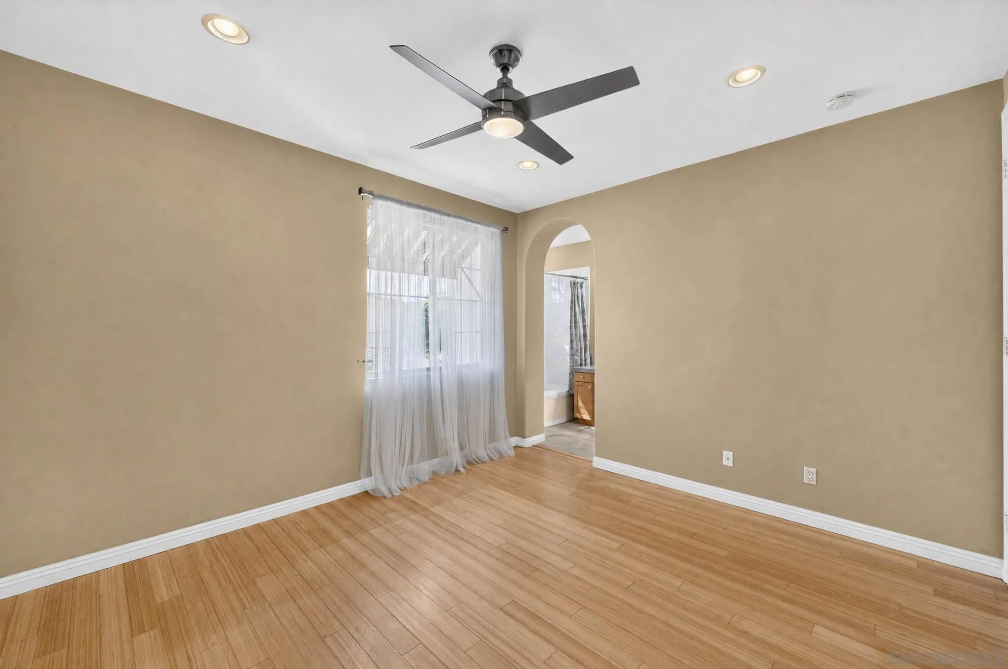 https://cdn.realtyfeed.com/cdn/127/260018833/7d9f58b1f00b9abc014f9fae5ba6817e.webp