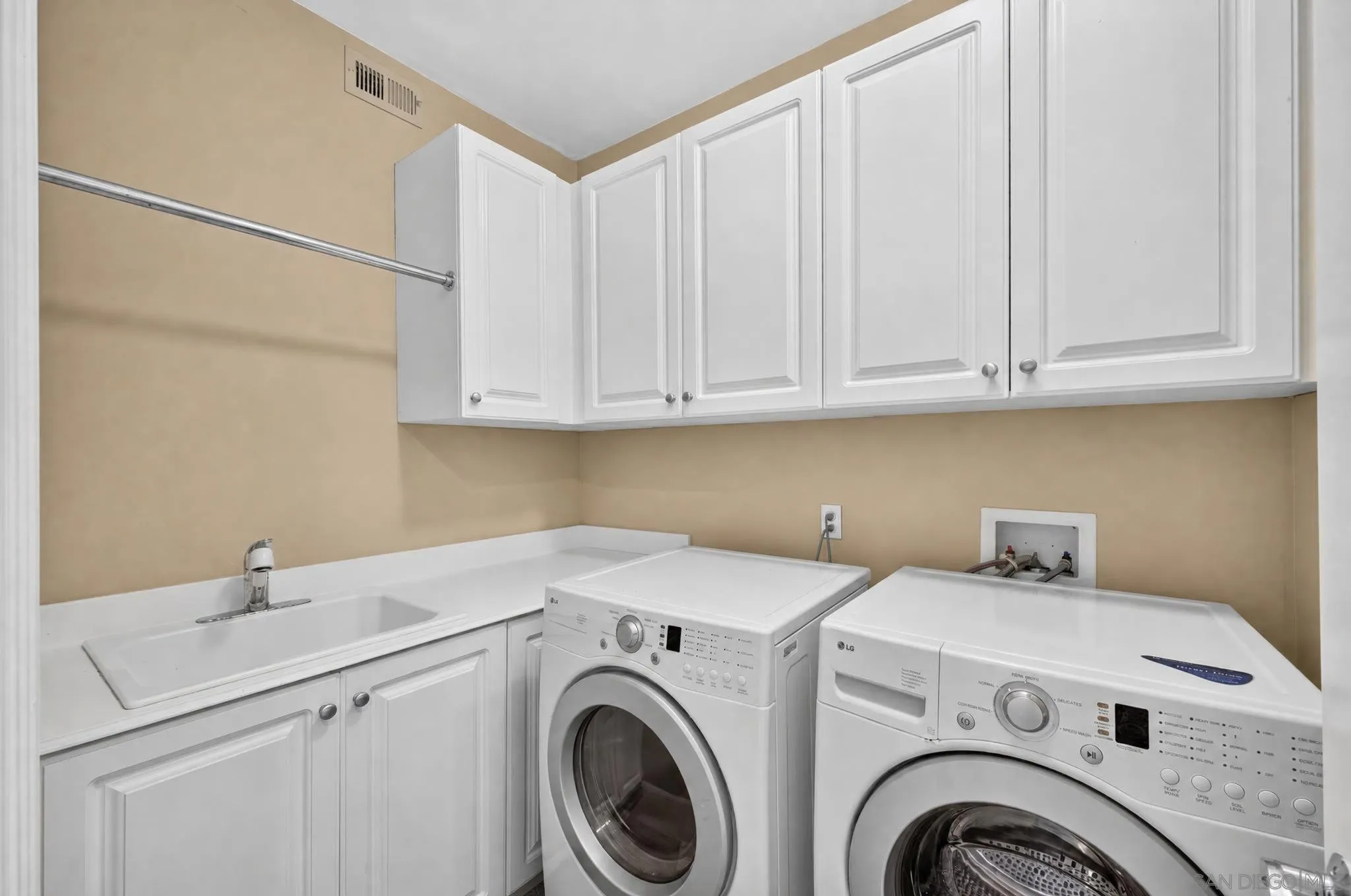 https://cdn.realtyfeed.com/cdn/127/260018833/b857dabddb2935233cc9a7503f60d99e.webp