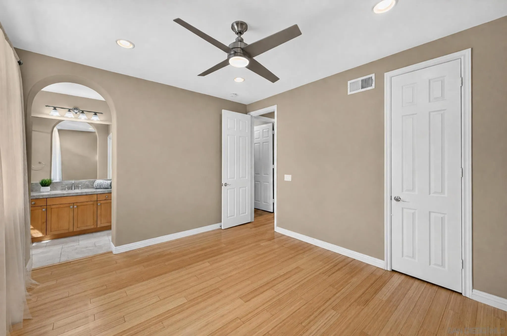 https://cdn.realtyfeed.com/cdn/127/260018833/eb4200f1f01096e12b39a72df630246e.webp