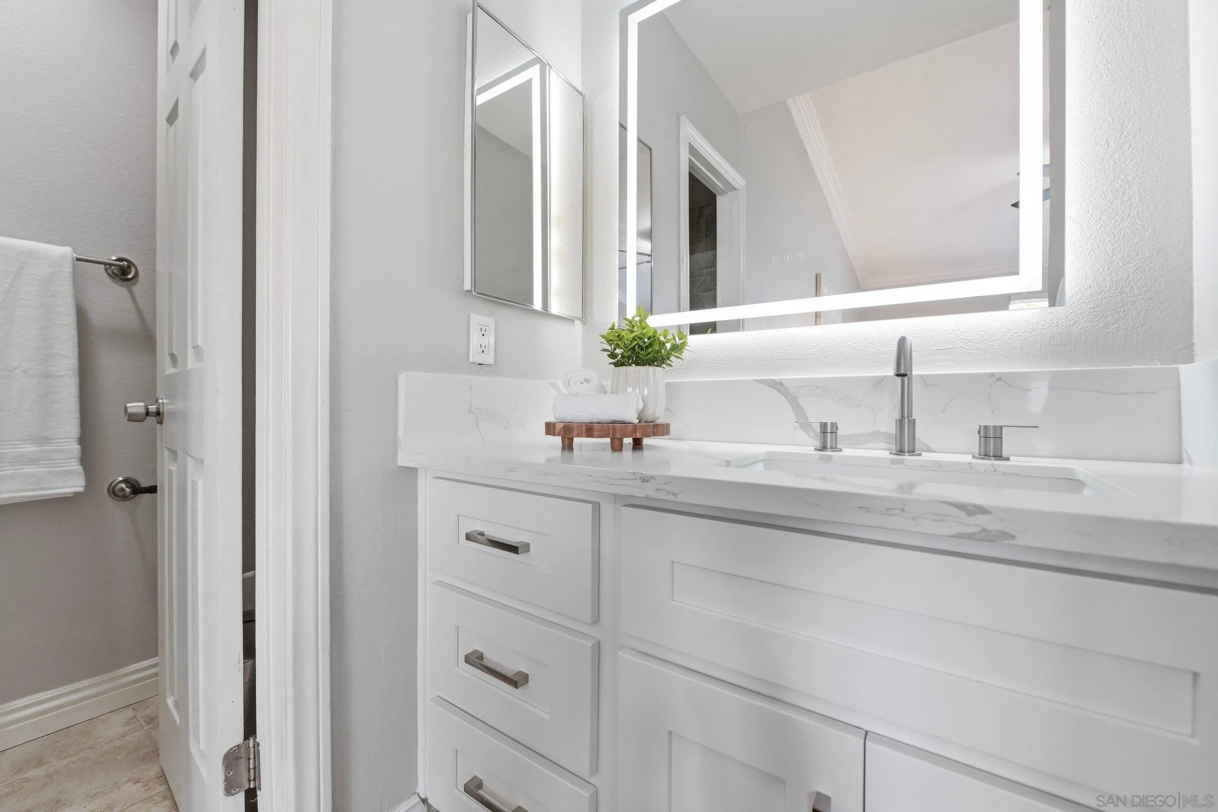 https://cdn.realtyfeed.com/cdn/127/260018837/48eb24db2cf3a56dc647712bac7aa5ac.webp
