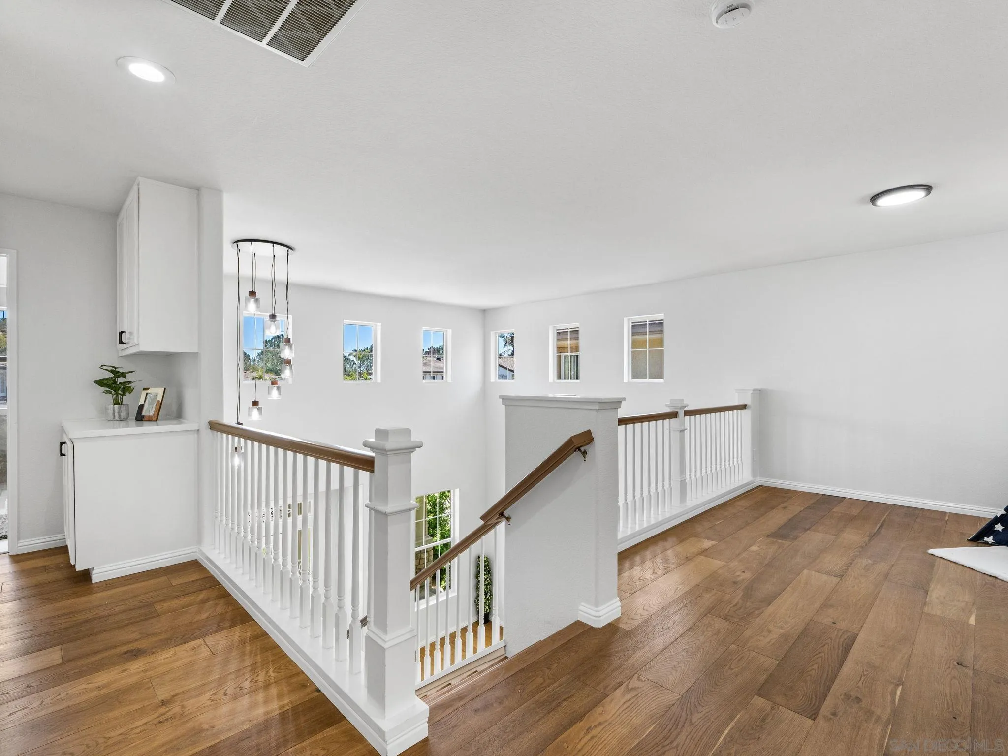 https://cdn.realtyfeed.com/cdn/127/260018845/24c3fbef1bb69d3304c9c5d3cd1f9295.webp