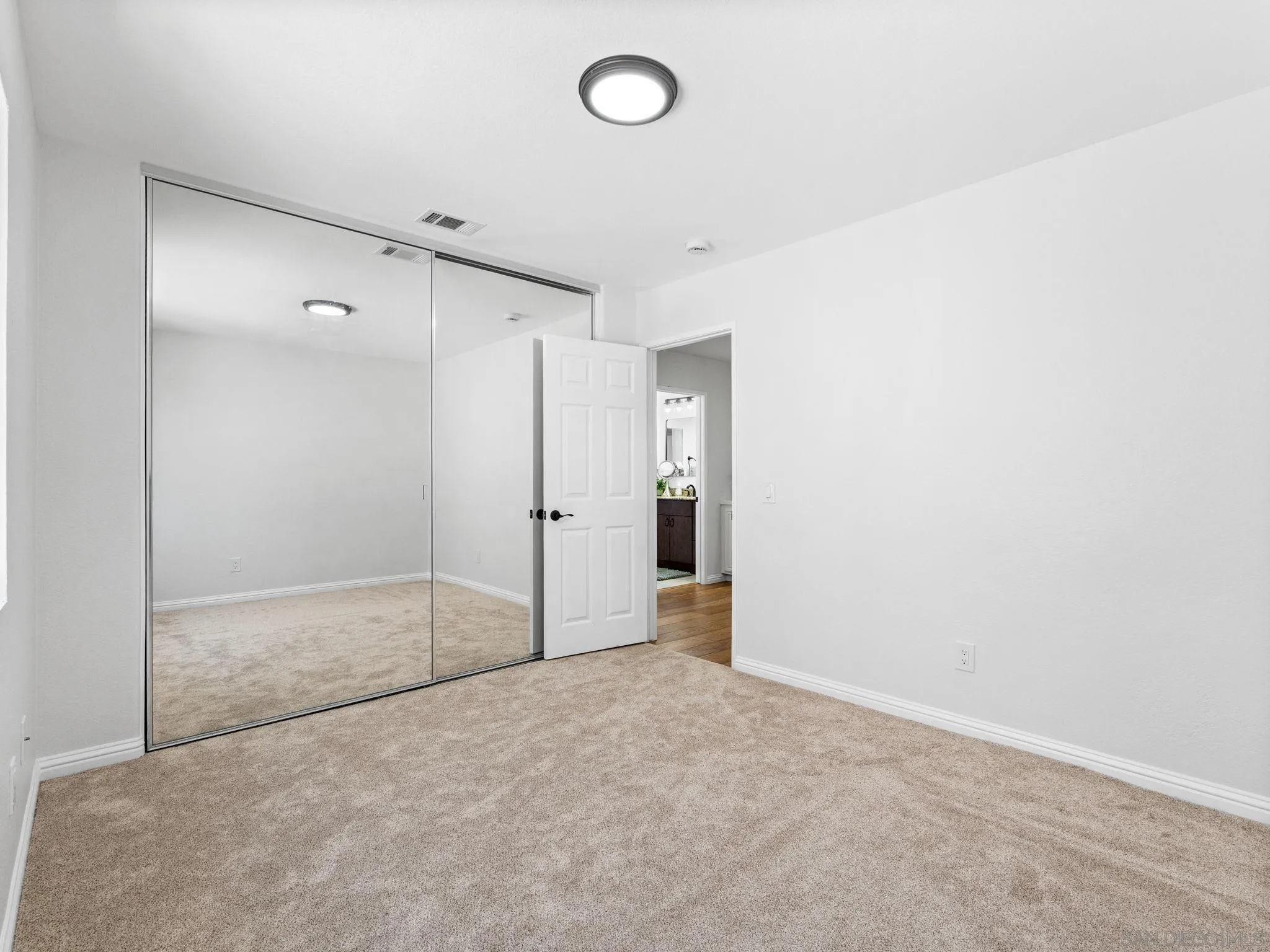 https://cdn.realtyfeed.com/cdn/127/260018845/38b72139b3f9d4f03557108070f324a4.webp