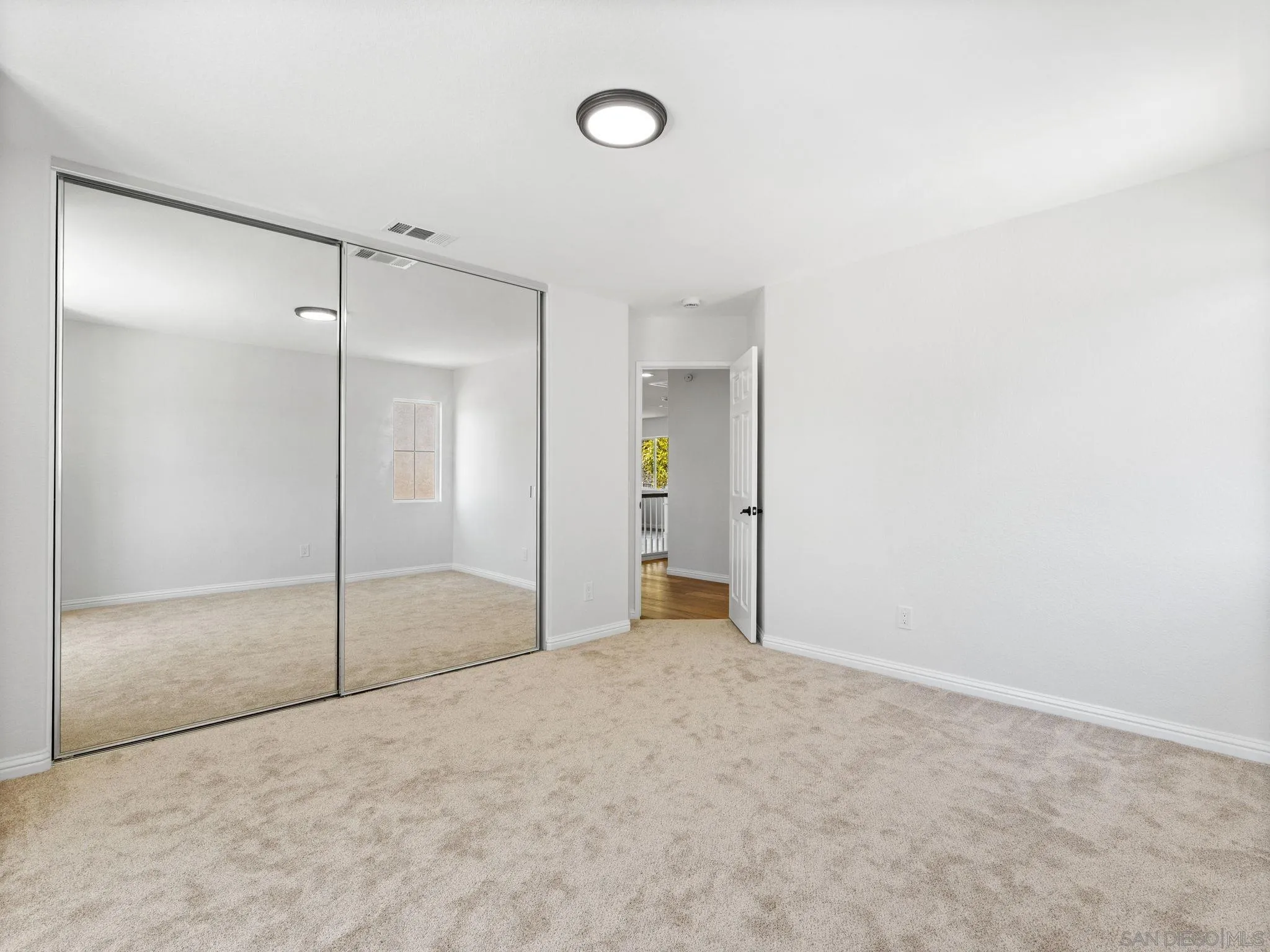 https://cdn.realtyfeed.com/cdn/127/260018845/8c0820a85e2e5376725f0157553031a6.webp