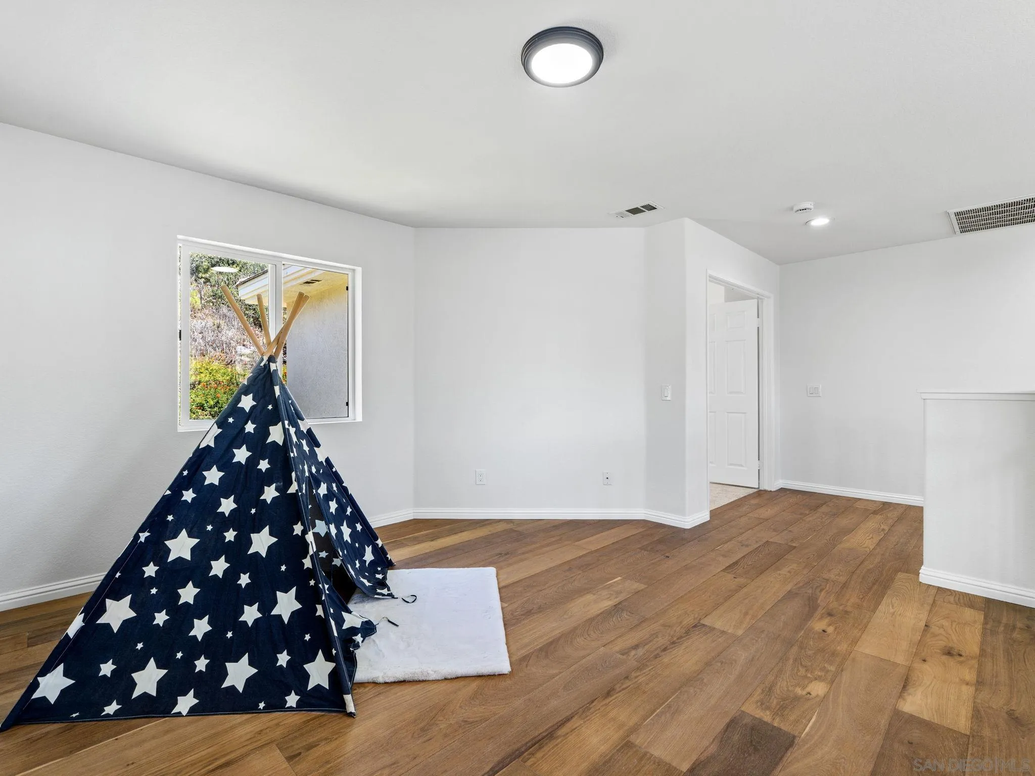 https://cdn.realtyfeed.com/cdn/127/260018845/e717dd7d6476a5c04a0721aad8b80c24.webp