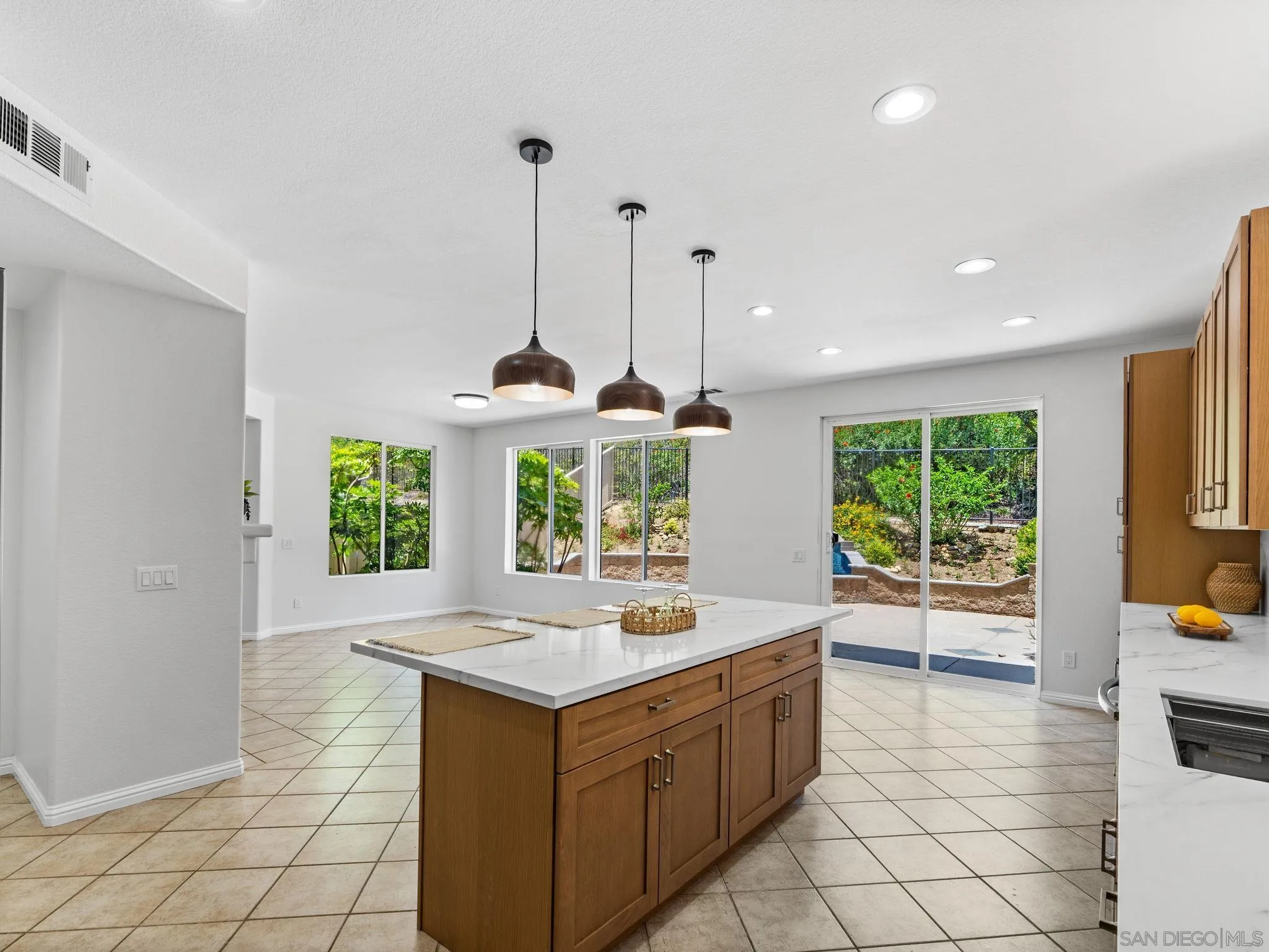 https://cdn.realtyfeed.com/cdn/127/260018845/f1987b56bf796d4d28111abbe5e26559.webp