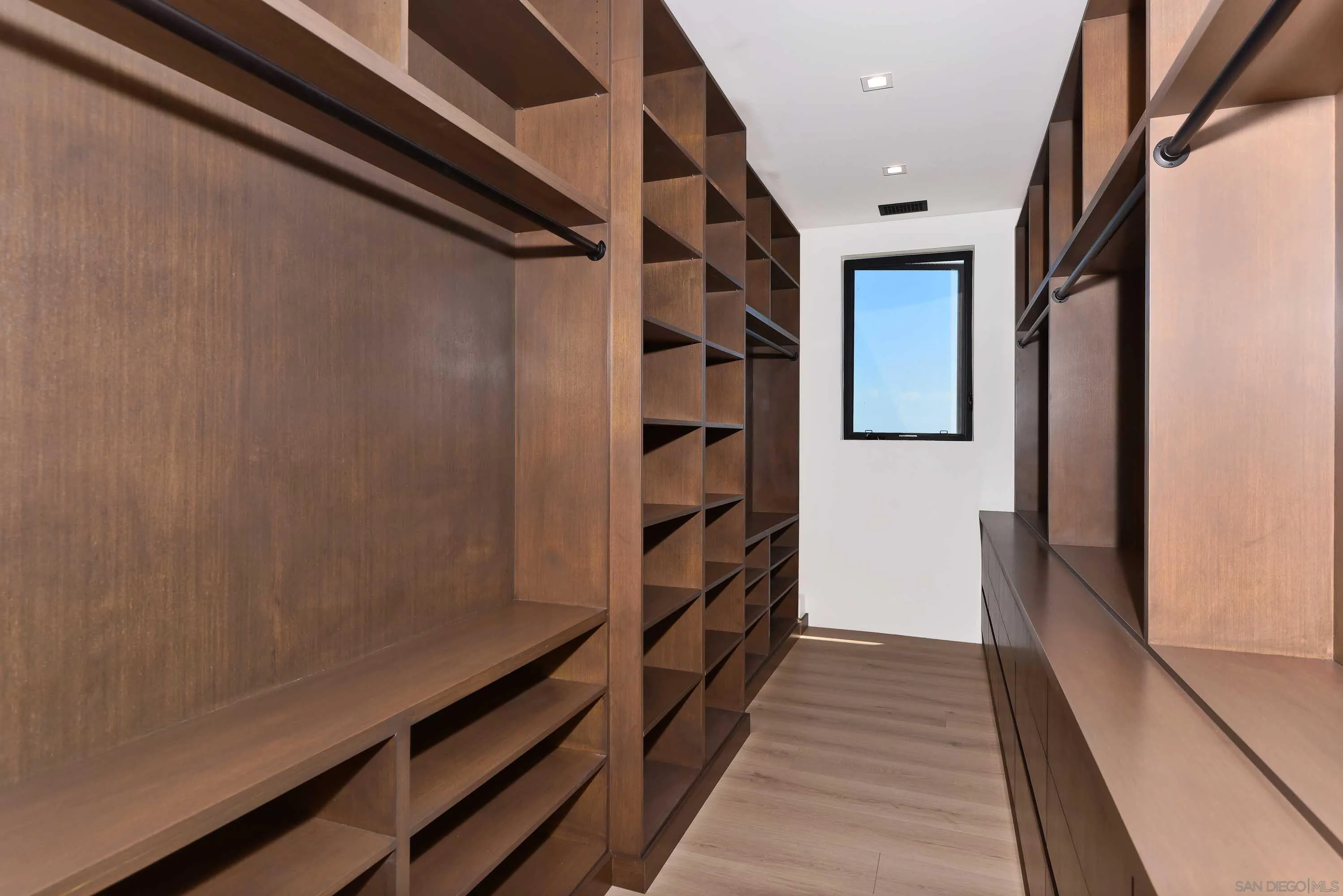 https://cdn.realtyfeed.com/cdn/127/260018847/8c8b3ae16b0288e935e62aa799838bb8.webp