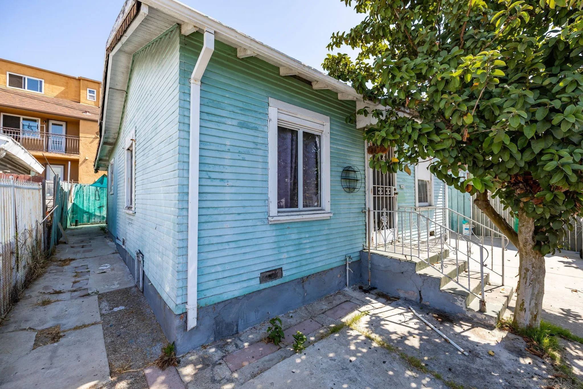 https://cdn.realtyfeed.com/cdn/127/260018855/8ea25b0b8961bbc71d7feedc3d969201.webp